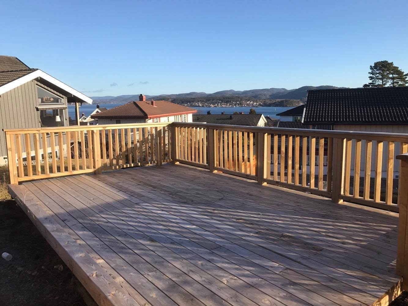 Nydelig uteplass med utsikt. Stor platting med kveldssol til solen går ned om sommeren Galleribilde