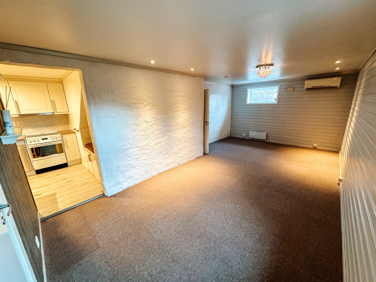 Stor, romslig og godt belyst stue Galleribilde