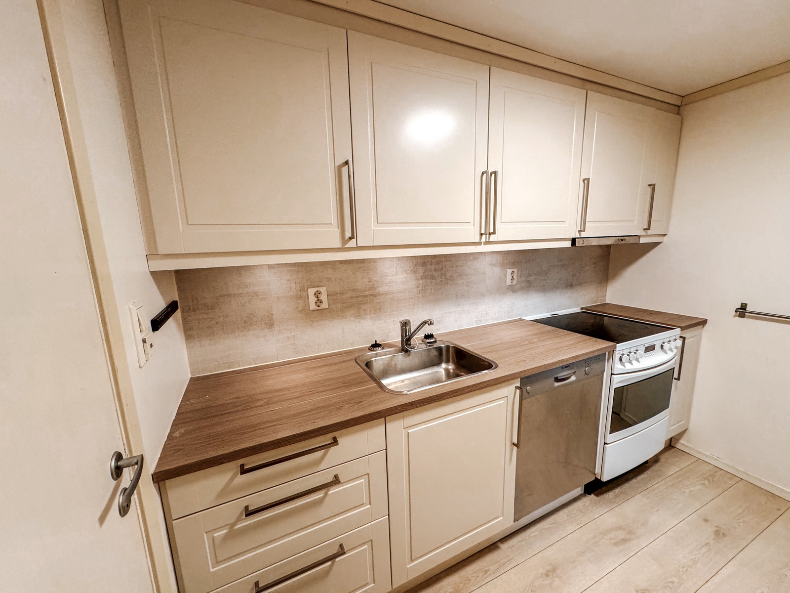 Masse skapplass på kjøkken. Oppvaskmaskin og komfyr medfølger, samt kjøleskap Galleribilde