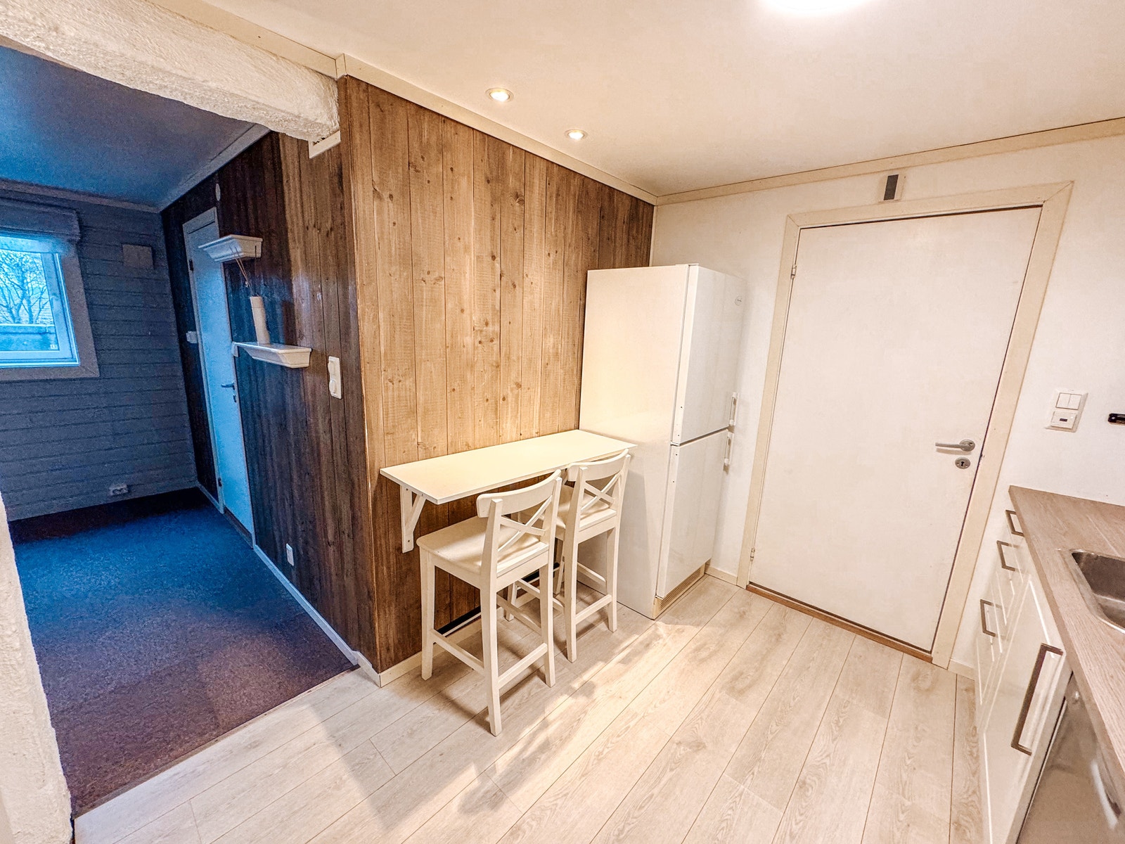 Tøff kontrastvegg som strekker seg fra kjøkkenet og videre inn i stuen Galleribilde