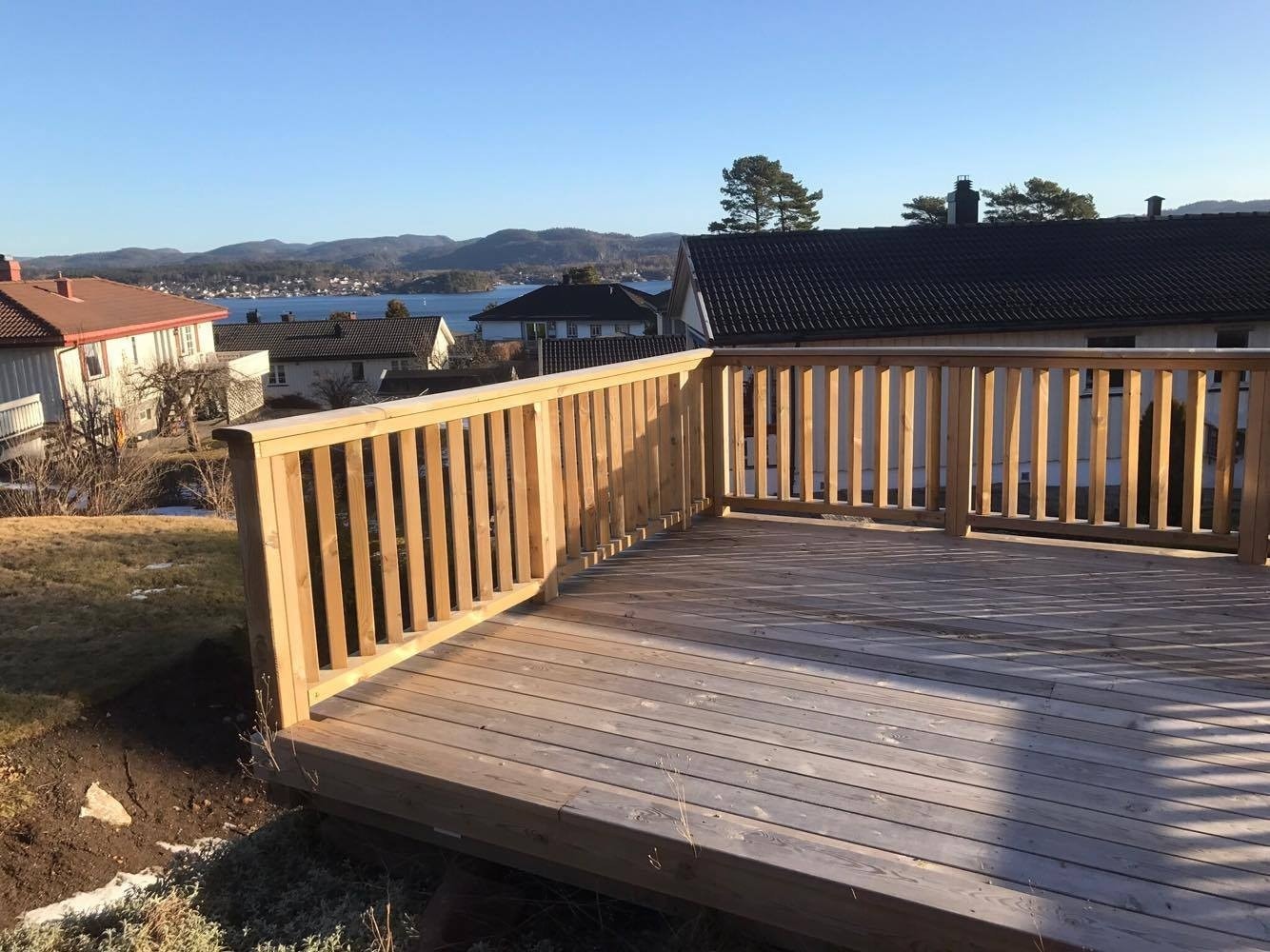 Nydelig uteplass med utsikt. Stor platting med kveldssol til solen går ned om sommeren Galleribilde