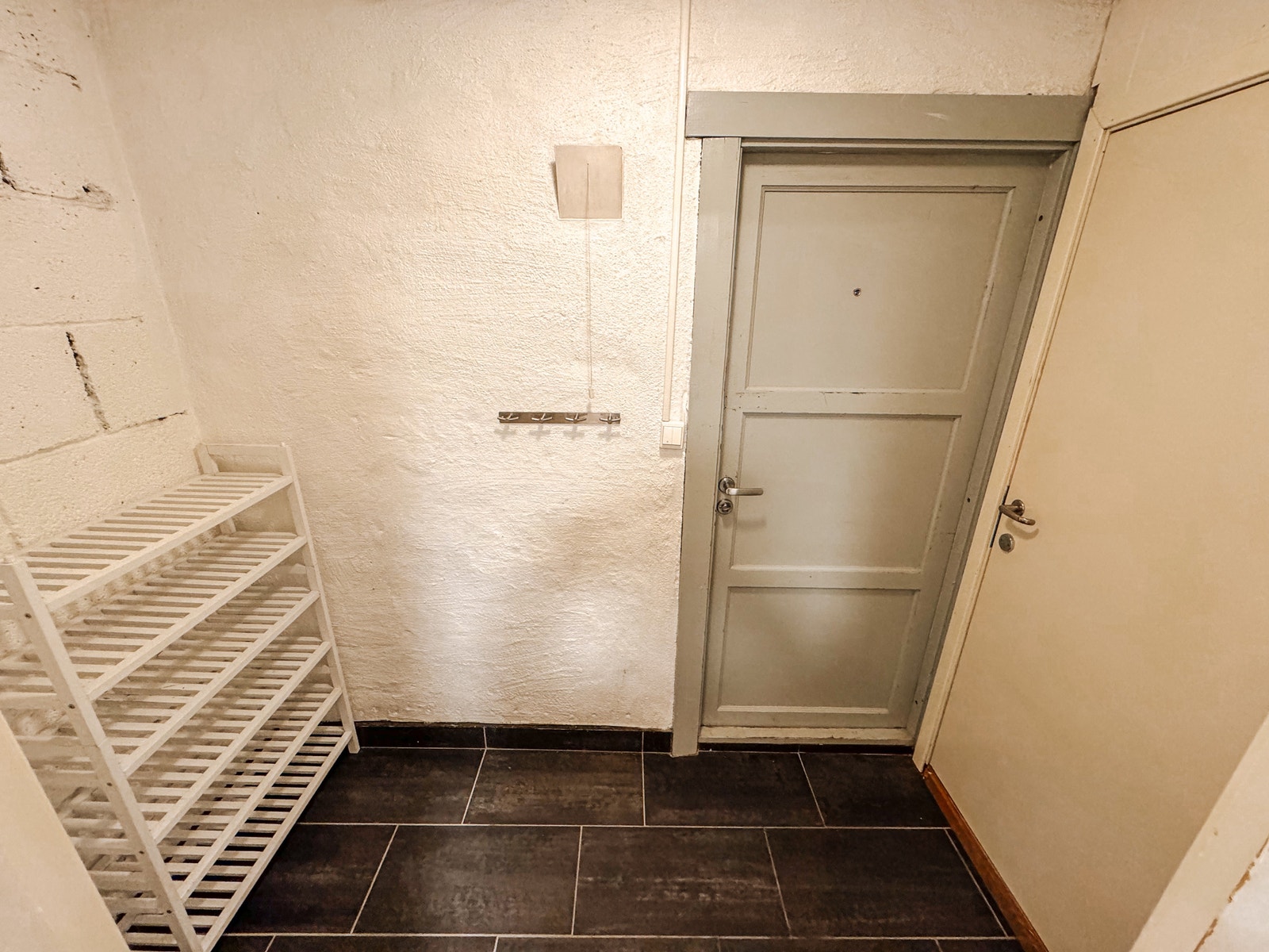 Gang med plass til garderobeskap og skohyller Galleribilde