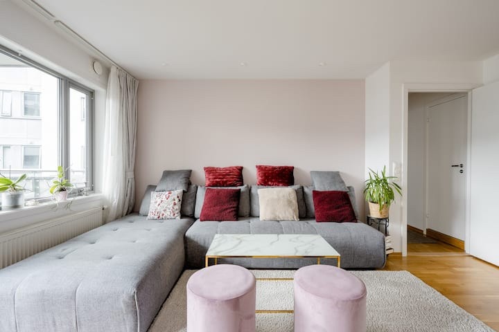 Leiligheten har en stor dobbel sofa som kan gjøres om til enkelte senger Galleribilde