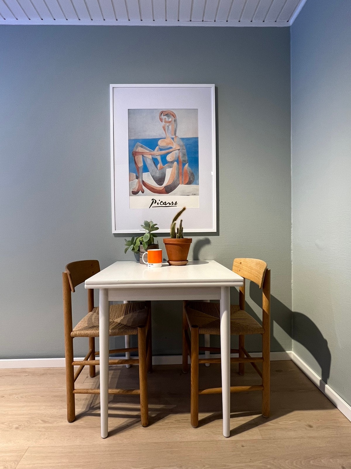 Alternativ møblering med spisebord på kjøkken Galleribilde