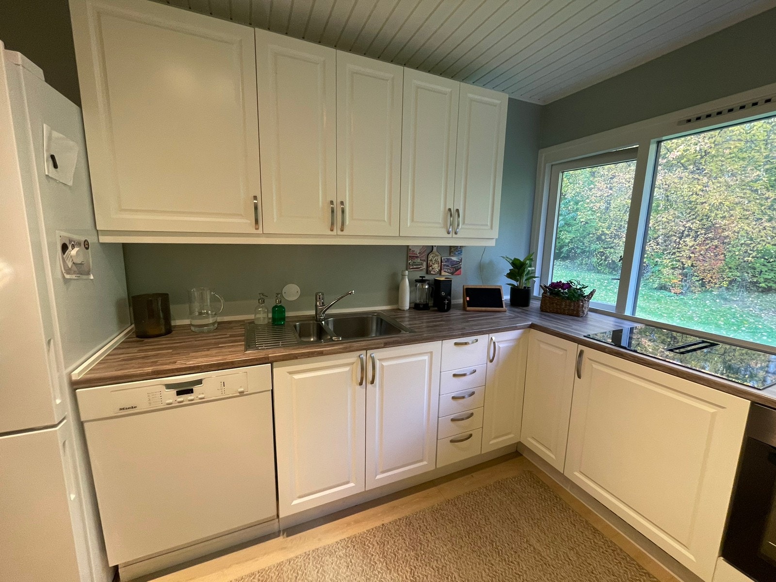 Velutstyrt kjøkken med moderne hvitevarer Galleribilde