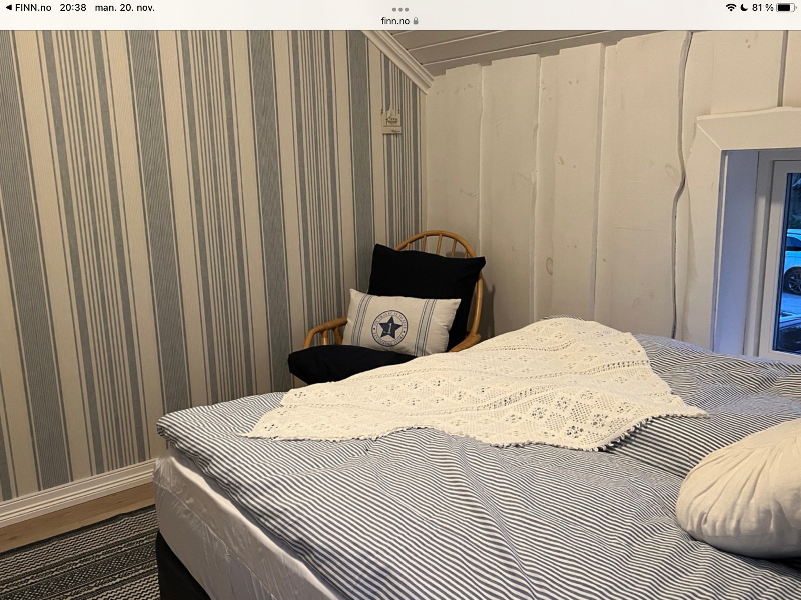 Det er også kommode og klesoppheng på rommet Galleribilde