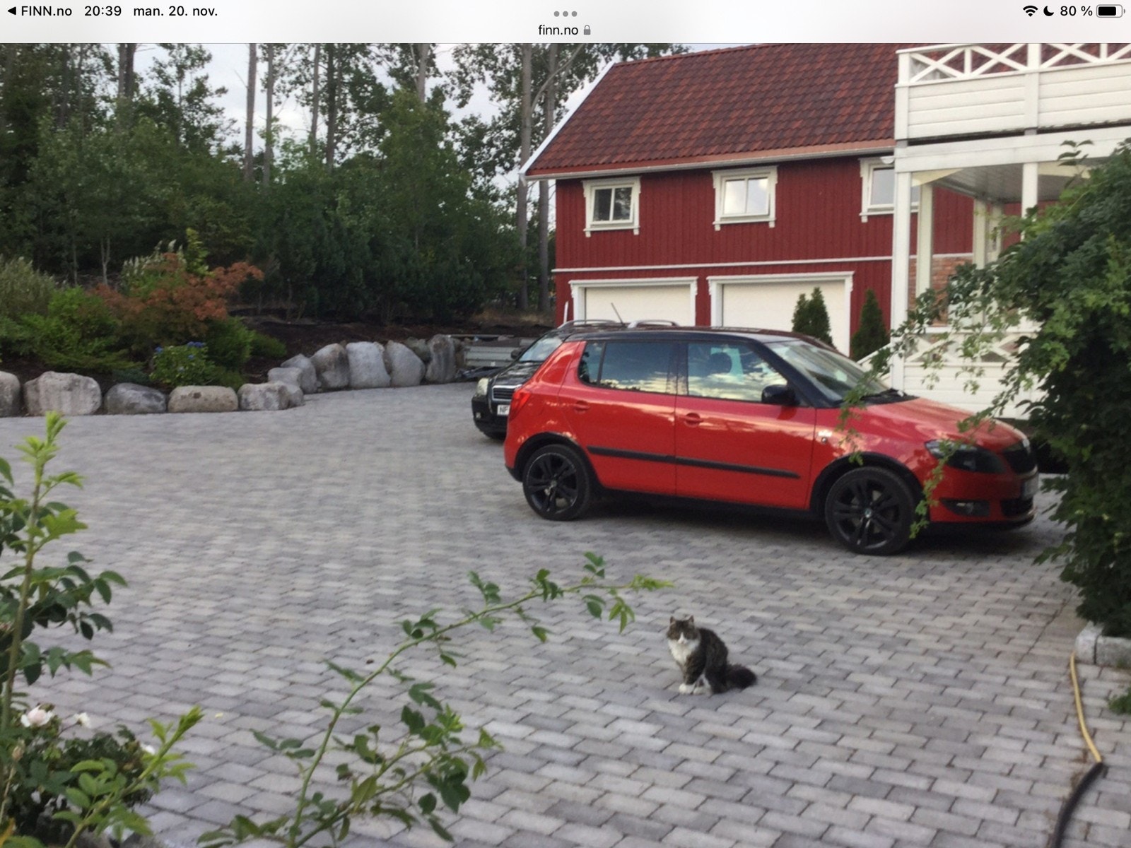 Stor gårdsplass med gratis parkering Galleribilde