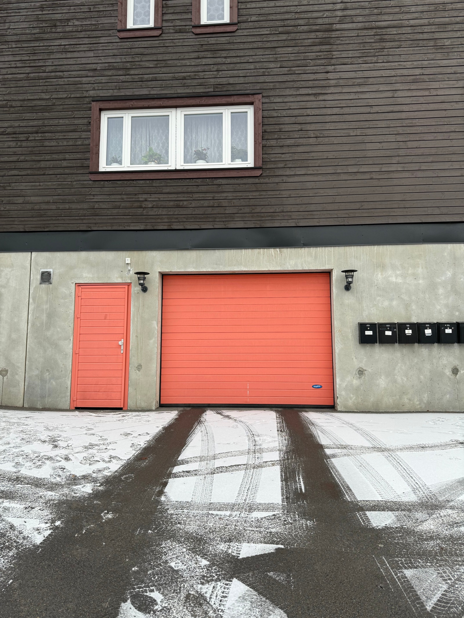 Garasjeport med egen garasjeportåpner: Bredde: 299 cm, Høyde: 233 cm Galleribilde