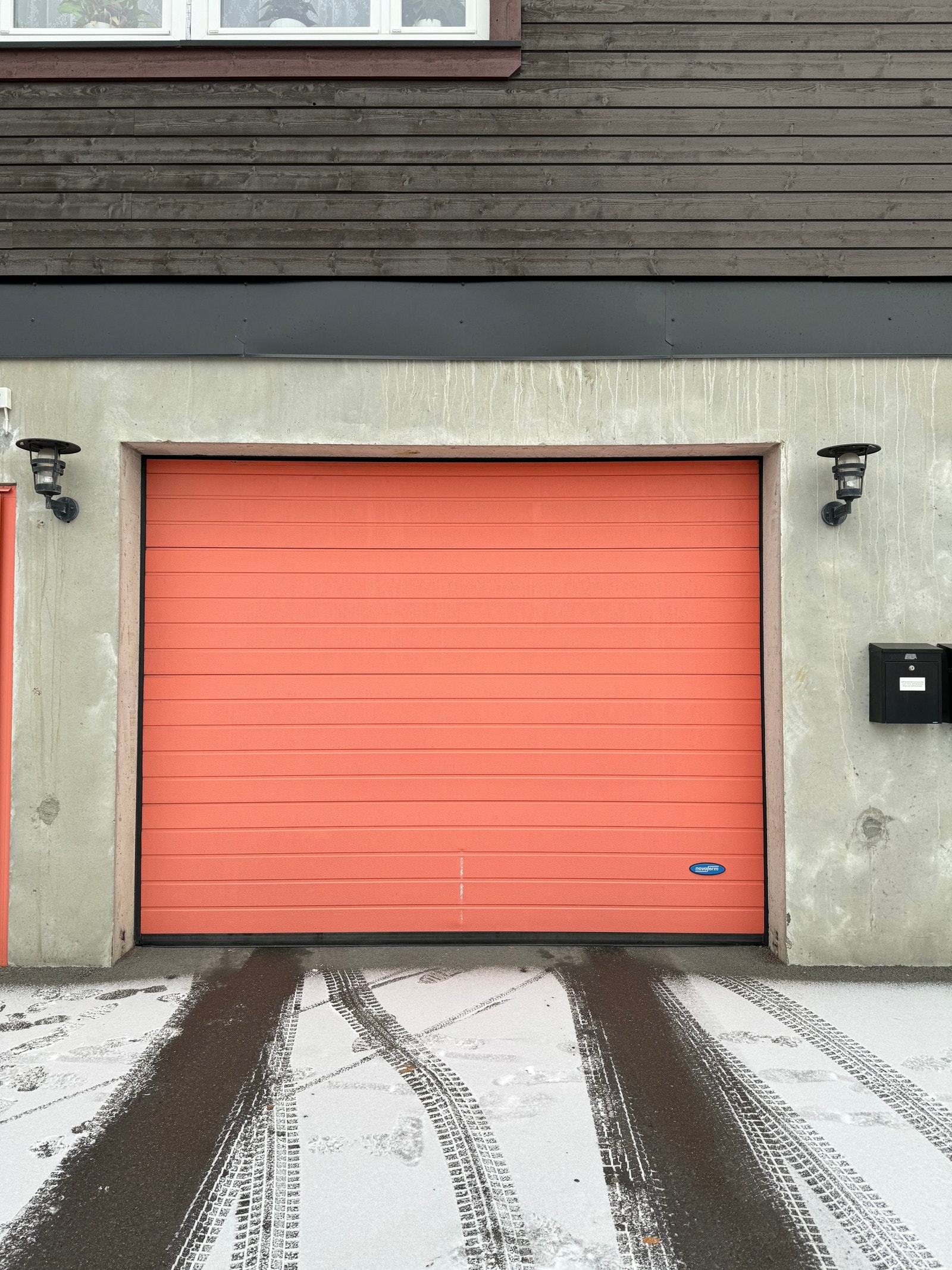 Garasjeport med egen garasjeportåpner: Bredde: 299 cm, Høyde: 233 cm Galleribilde