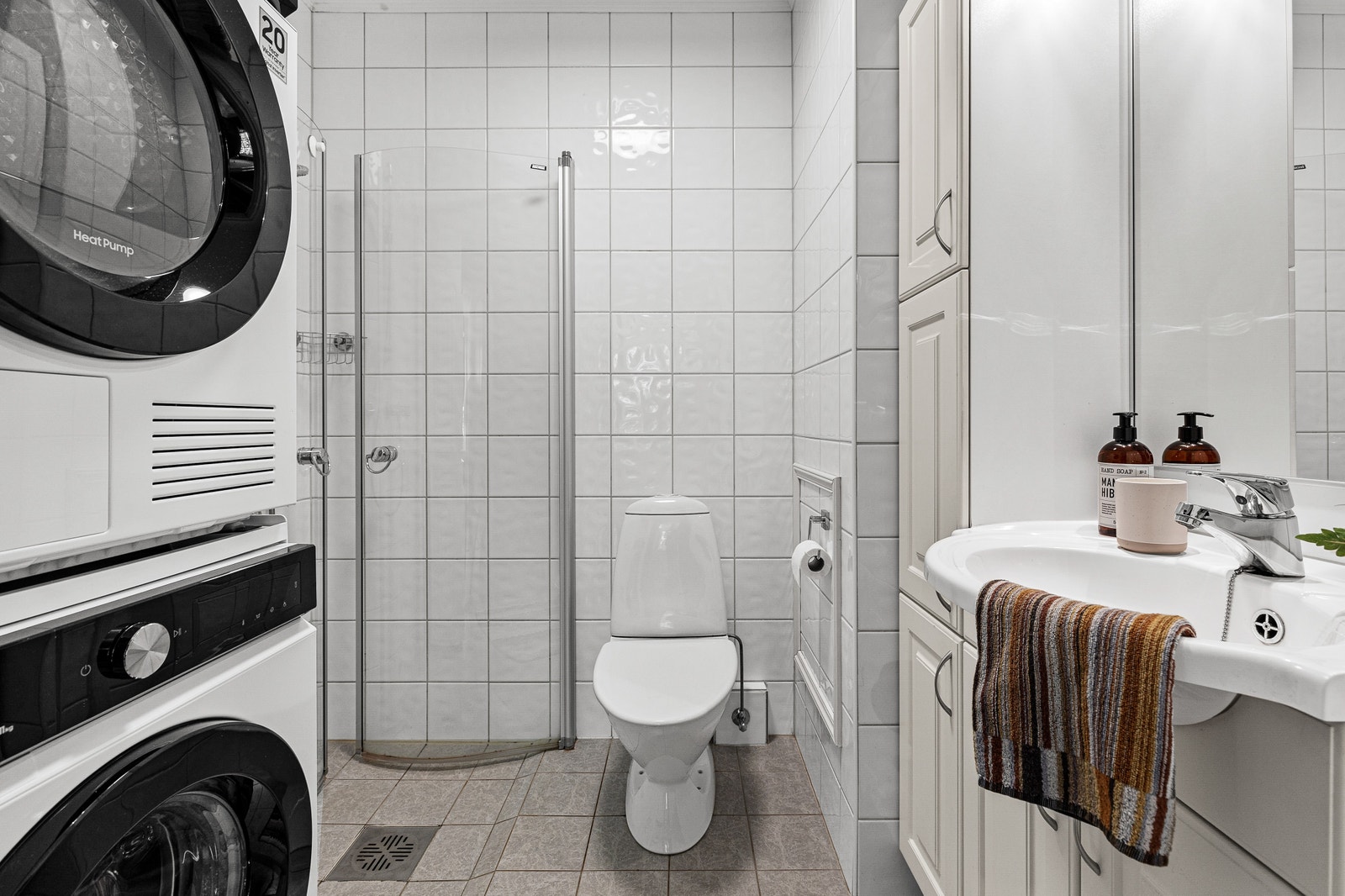 Vaskemaskin og tørketrommel har blitt ersattet av en kombi vask/tørk maskin for å få større plass Galleribilde