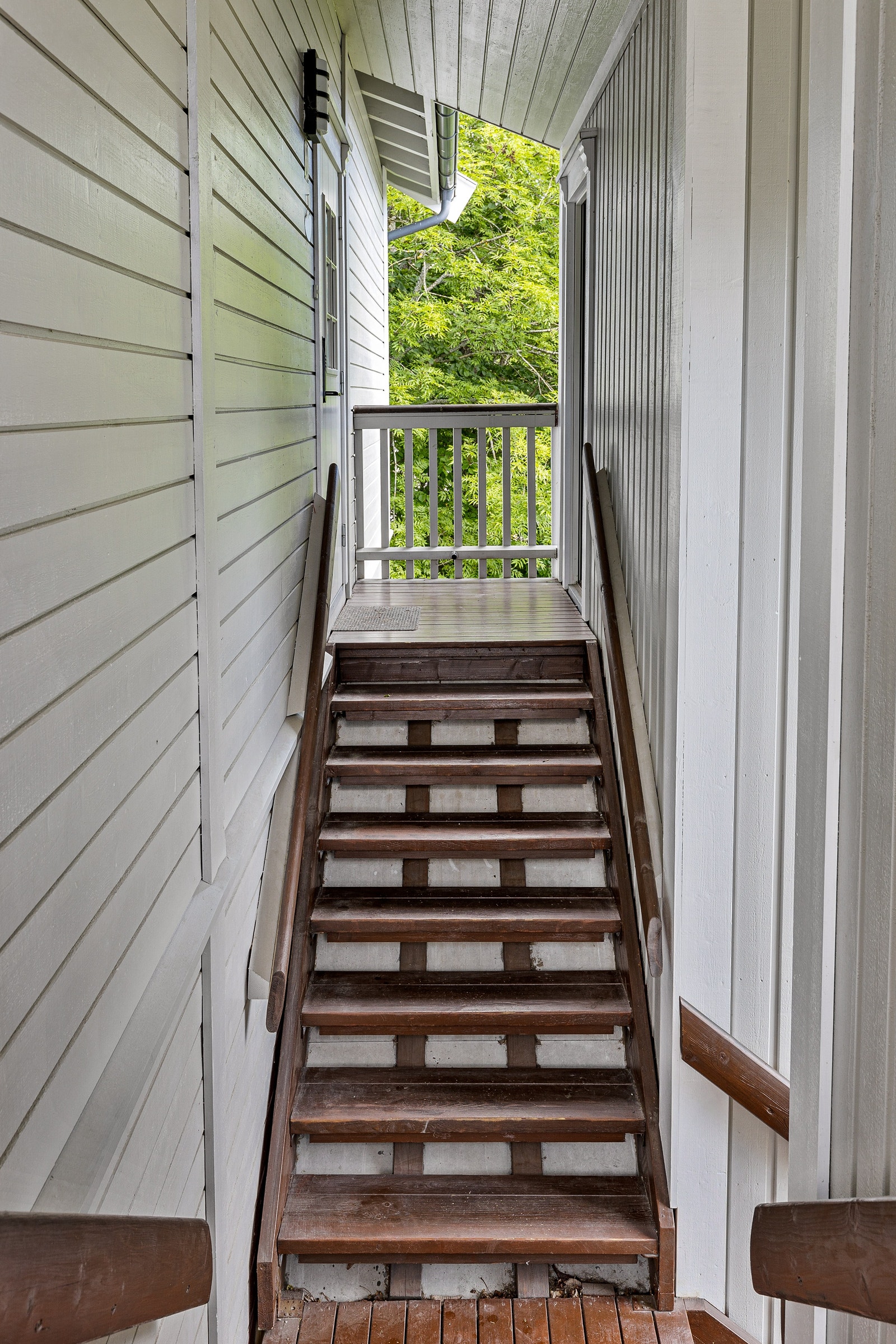 Trappeoppgang med utendørs bod til høyre og inngangsdør til venstre Galleribilde