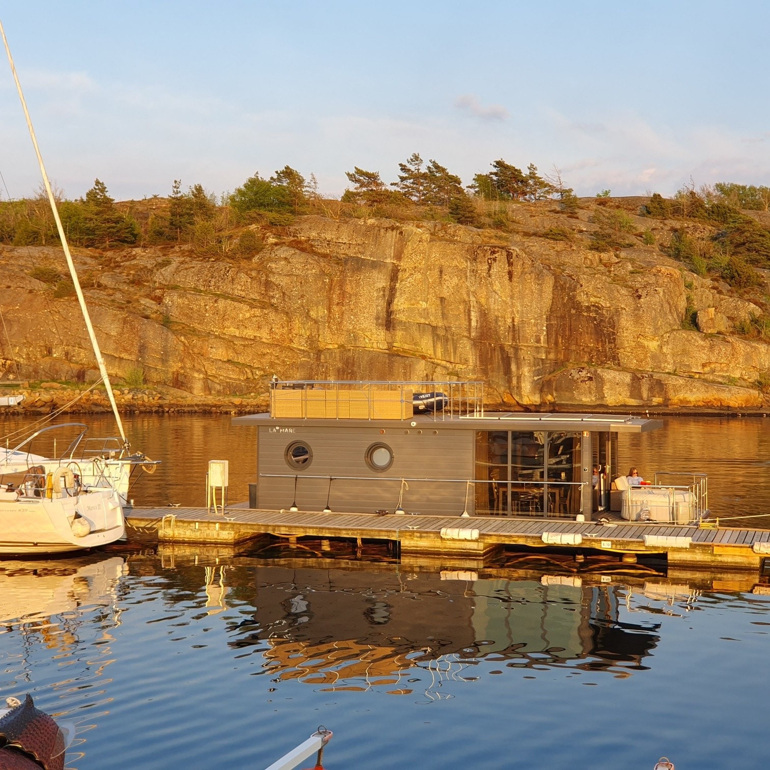 Her er husbåten MaNena i sommer, da den lå i Strømstad.
Siden har den gått på egne el-motorer til Oslo i høst. Galleribilde
