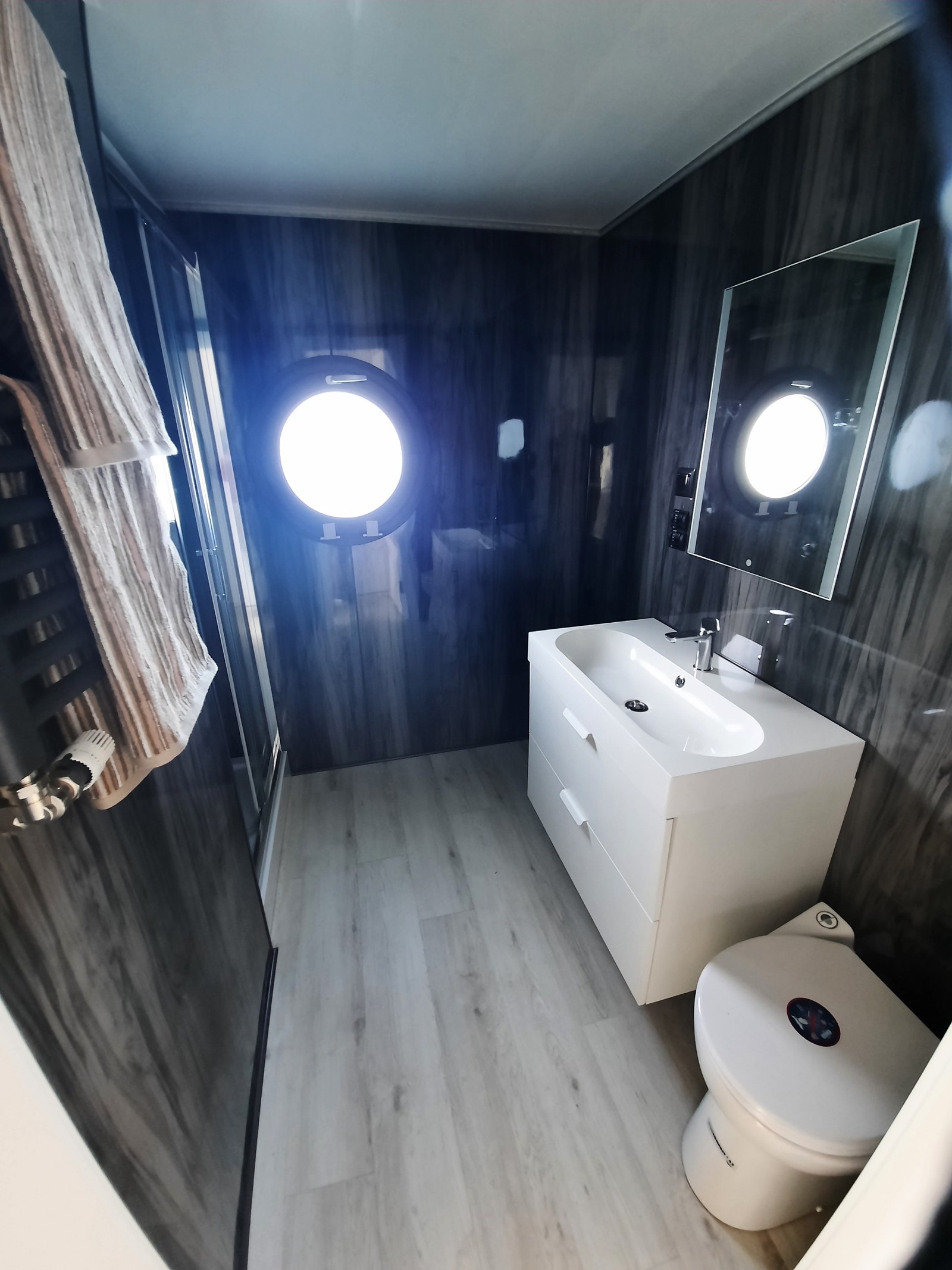 Bad med dusj og også vask og tørketrommel. Galleribilde