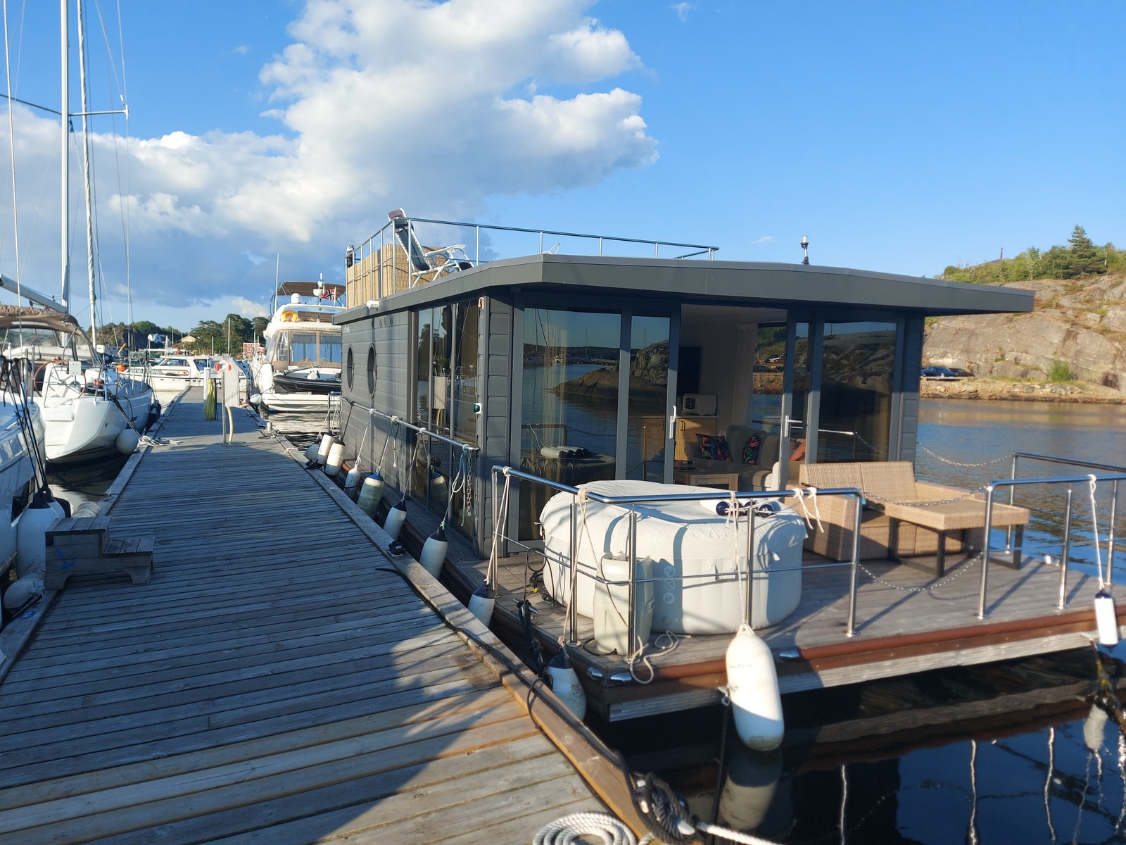 Fordekket har sofa og boblebad, her på vår plass i Strømstad. Galleribilde