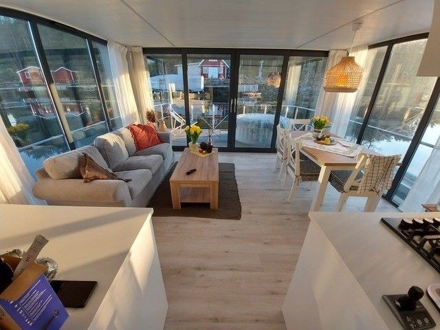 Interiør av stuen, sett fra soveromsgang og fremover, merk de store fine panorama-vinduene. Nederste bilde, med hunden vår på bryggen, viser utsikt fra båten ut fjorden mot Lysaker. Galleribilde