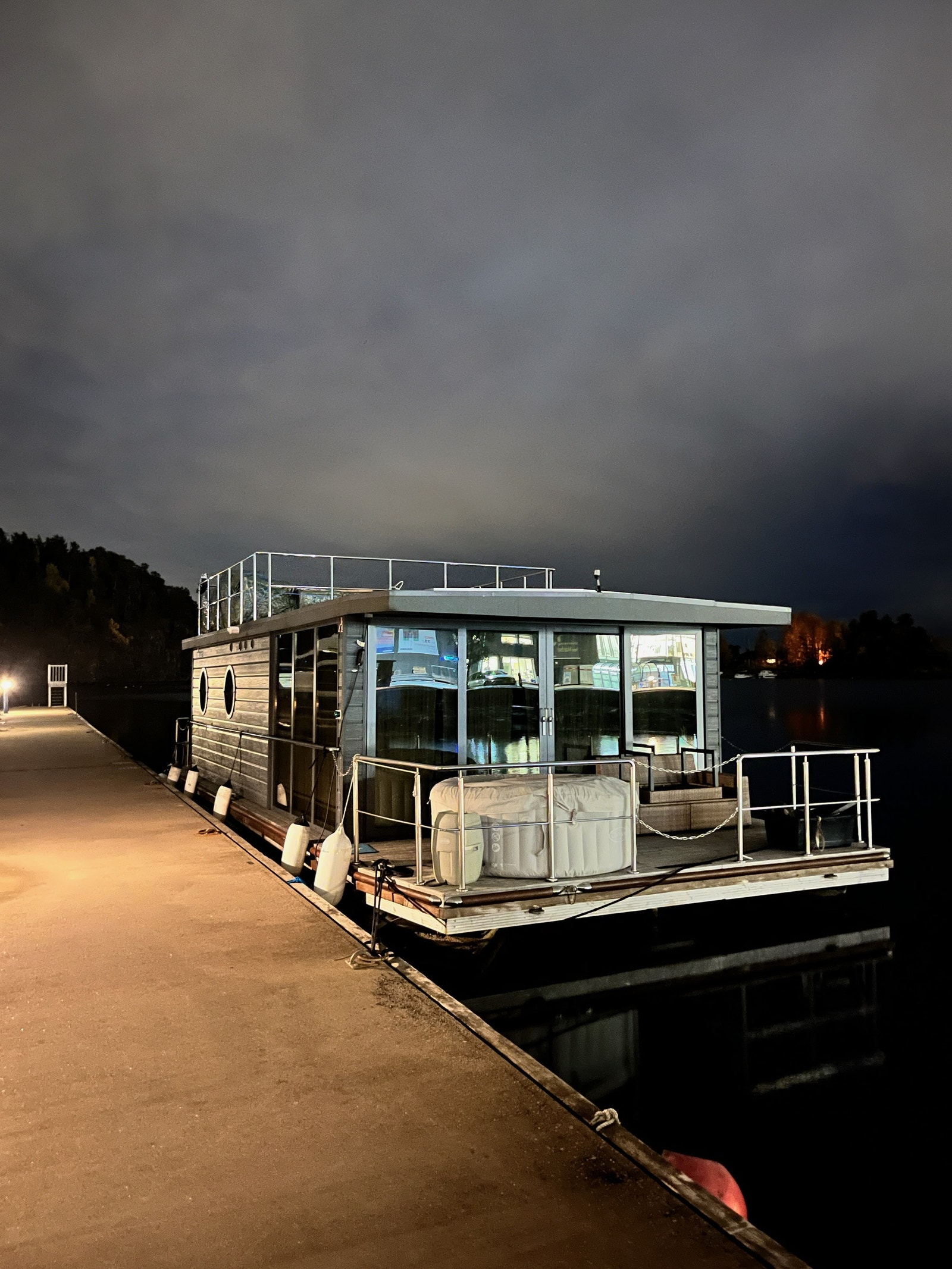 Her er husbåten ved ankomst Bestumkilen i oktober, ved Maxbo, Vækerø. Etter lang kjøretur i motvind og motsjø fra Strømstad i Oktober. Fremdeles noen småting å fikse, som våt tekniske mann vil forklare og ta seg av. Galleribilde