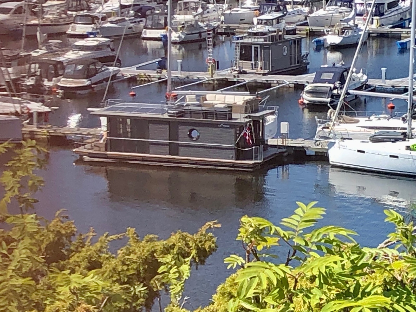 Manena og den mindre husbåten Libby i Strømstad.
Begge er nå i Oslo, men vi har fremdeles leieplass i Strømstad, for dem som vil ha hytte der ! Beste plassen i den stille og rolige marina ved spahotellet. Galleribilde