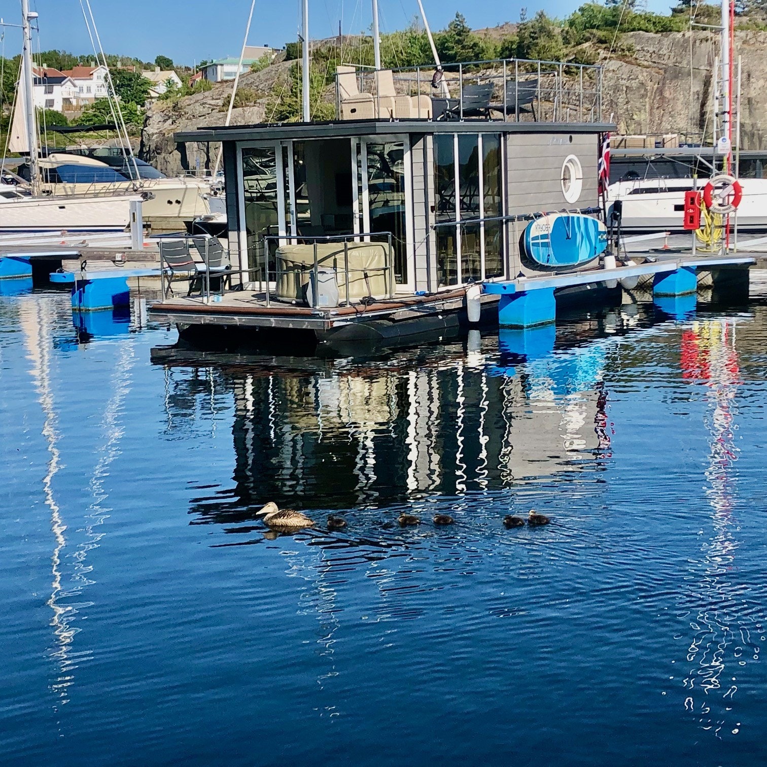 Også ved Strømstad, den mindre husbåten.
Har også denne mindre husbåten til salgs, med et soverom, 1 mill mindre, se annen annonse. Galleribilde