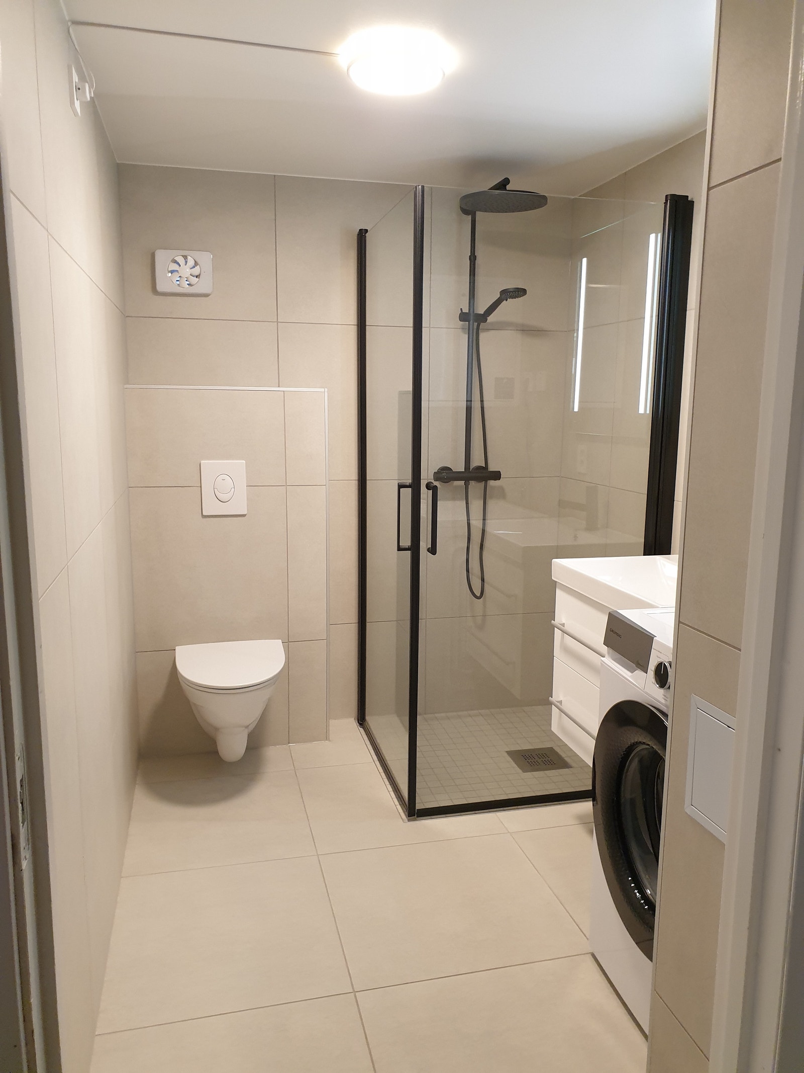 Nytt bad med vaskemaskin og tørketrommel Galleribilde