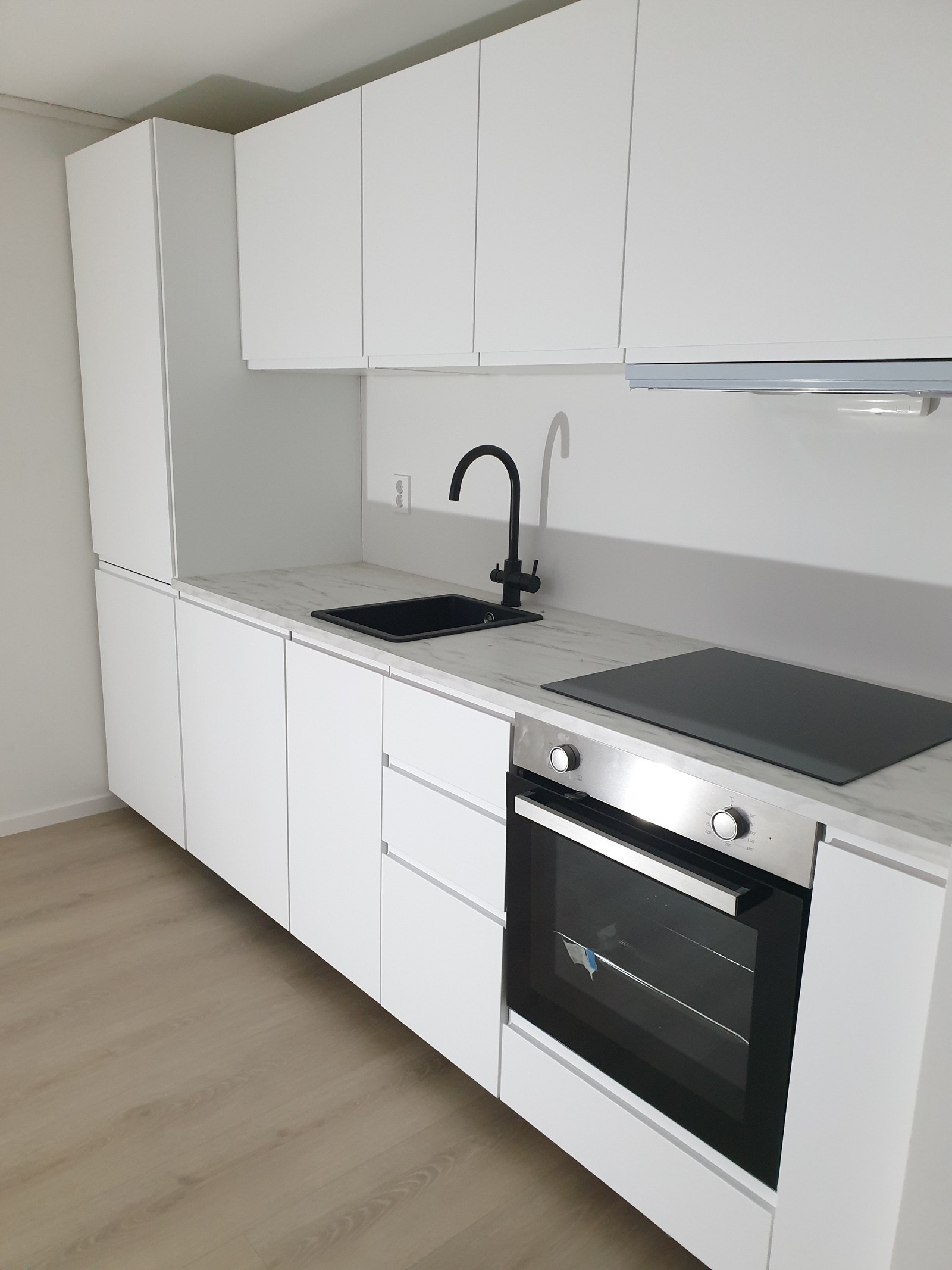 Nytt kjøkken med alle hvitevarer Galleribilde