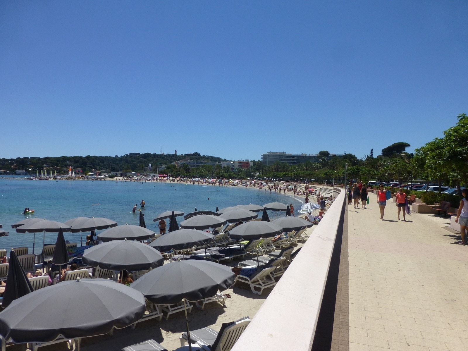 Strandpromenaden går hele veien bort til Cap Antibes. Fine og barnevennlige sandstrender hele veien Galleribilde