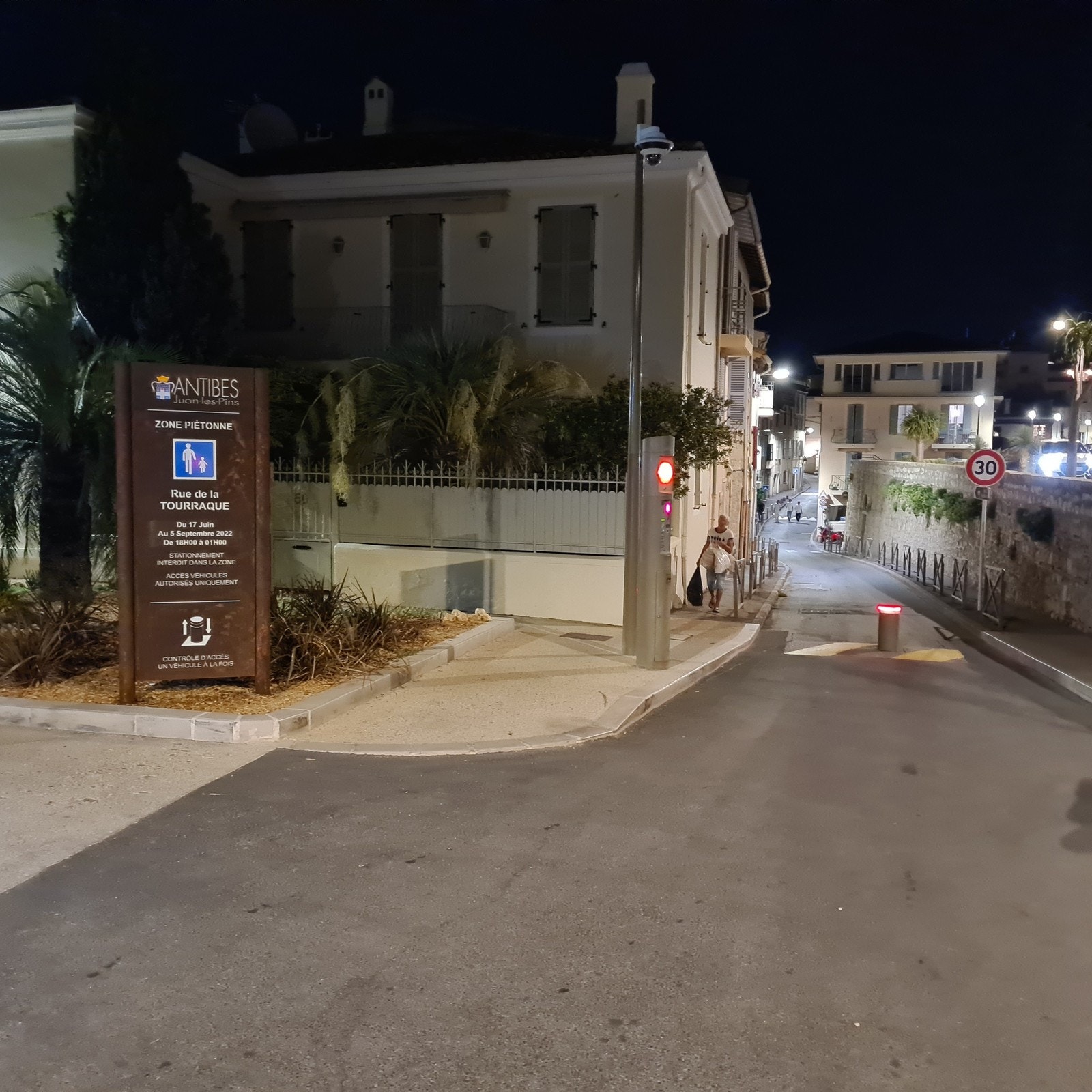 Nedkjørsel til rue de la Tourraque og leil. Stenger om ettermiddagen ++for biltrafikk Galleribilde