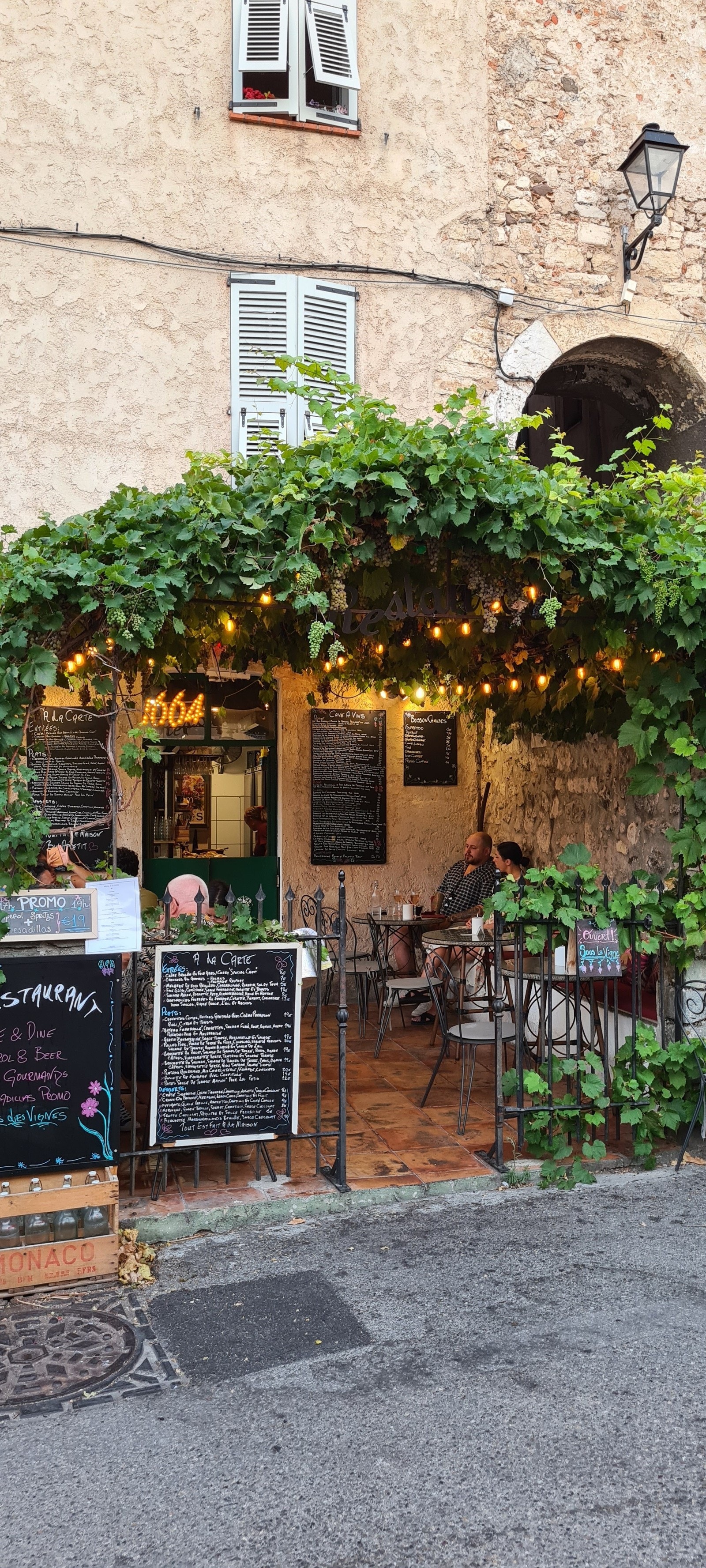 Mange og hyggelige kafeer og restauranter i Antibes Galleribilde