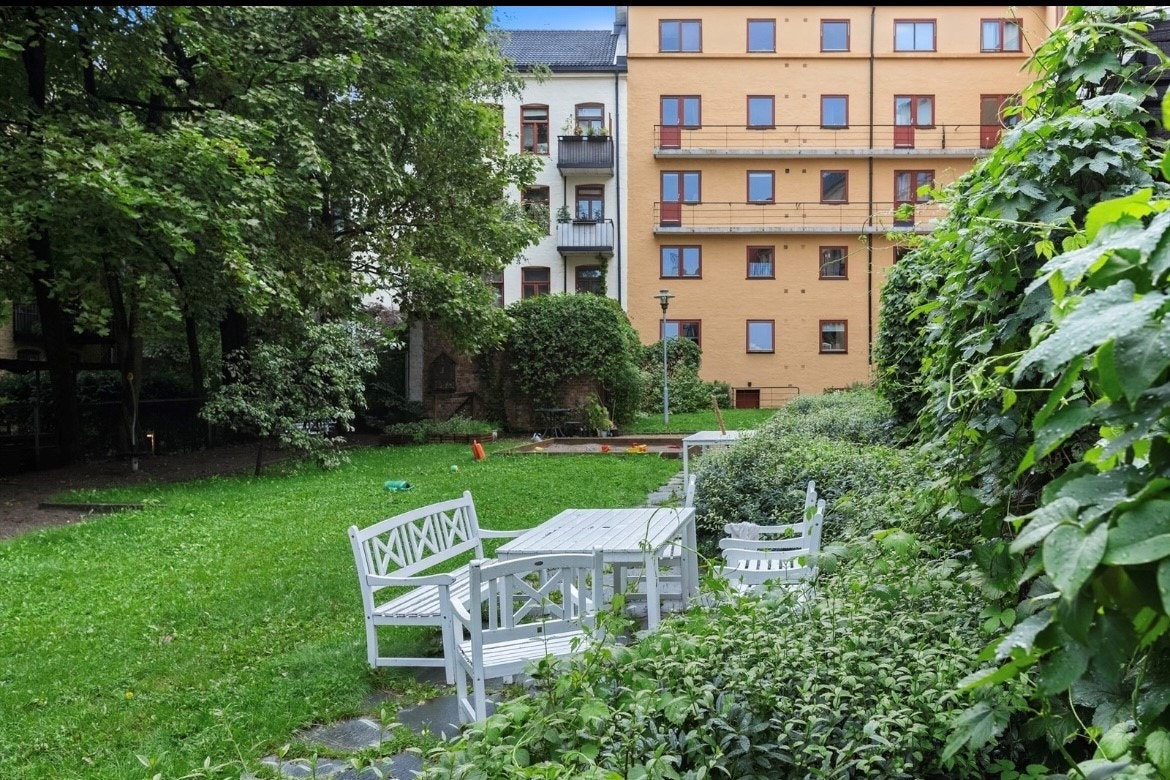 Bakgård Galleribilde