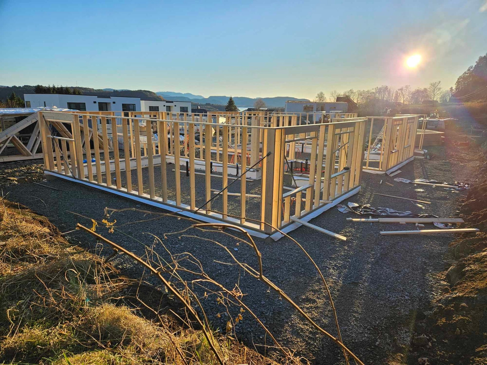 Reisverk oppe på dei første husa. Galleribilde