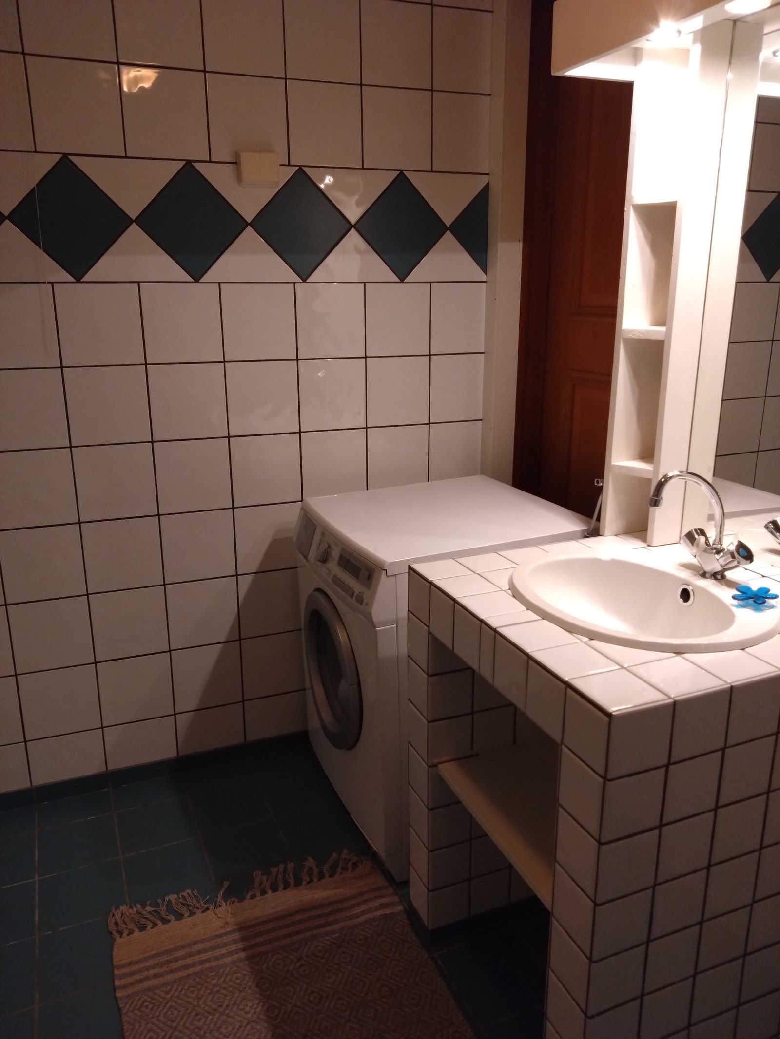 Bad med vaskemaskin Galleribilde