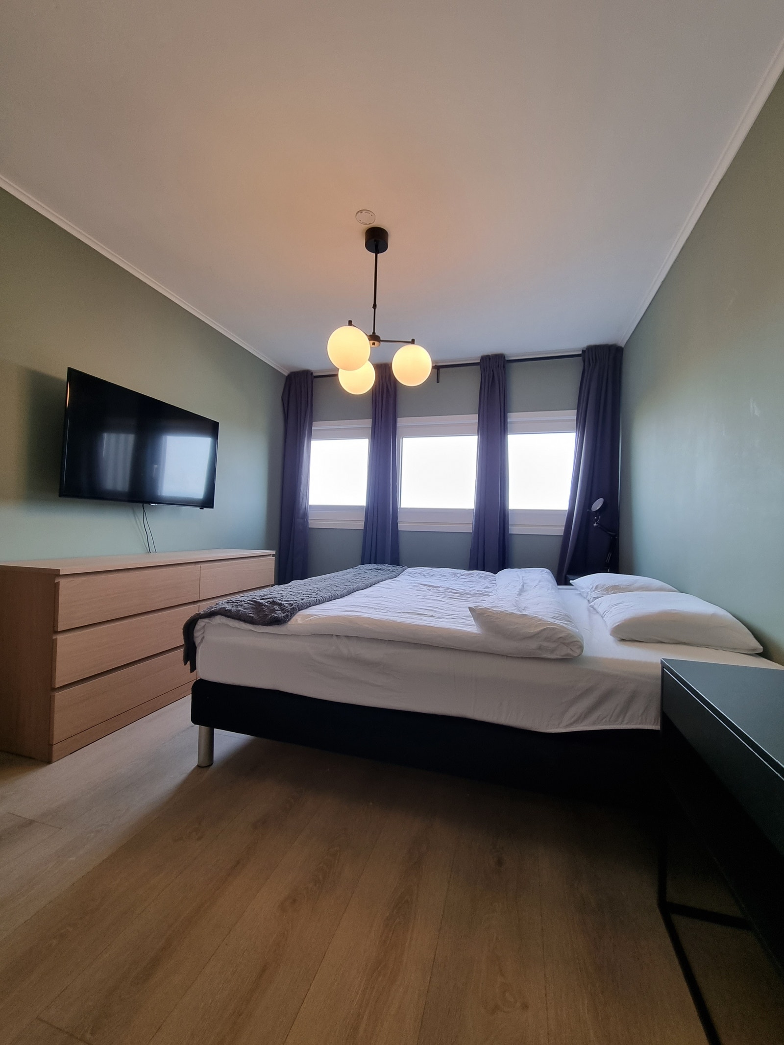 Soverom med to stk pax garderobeskap og kommode Galleribilde