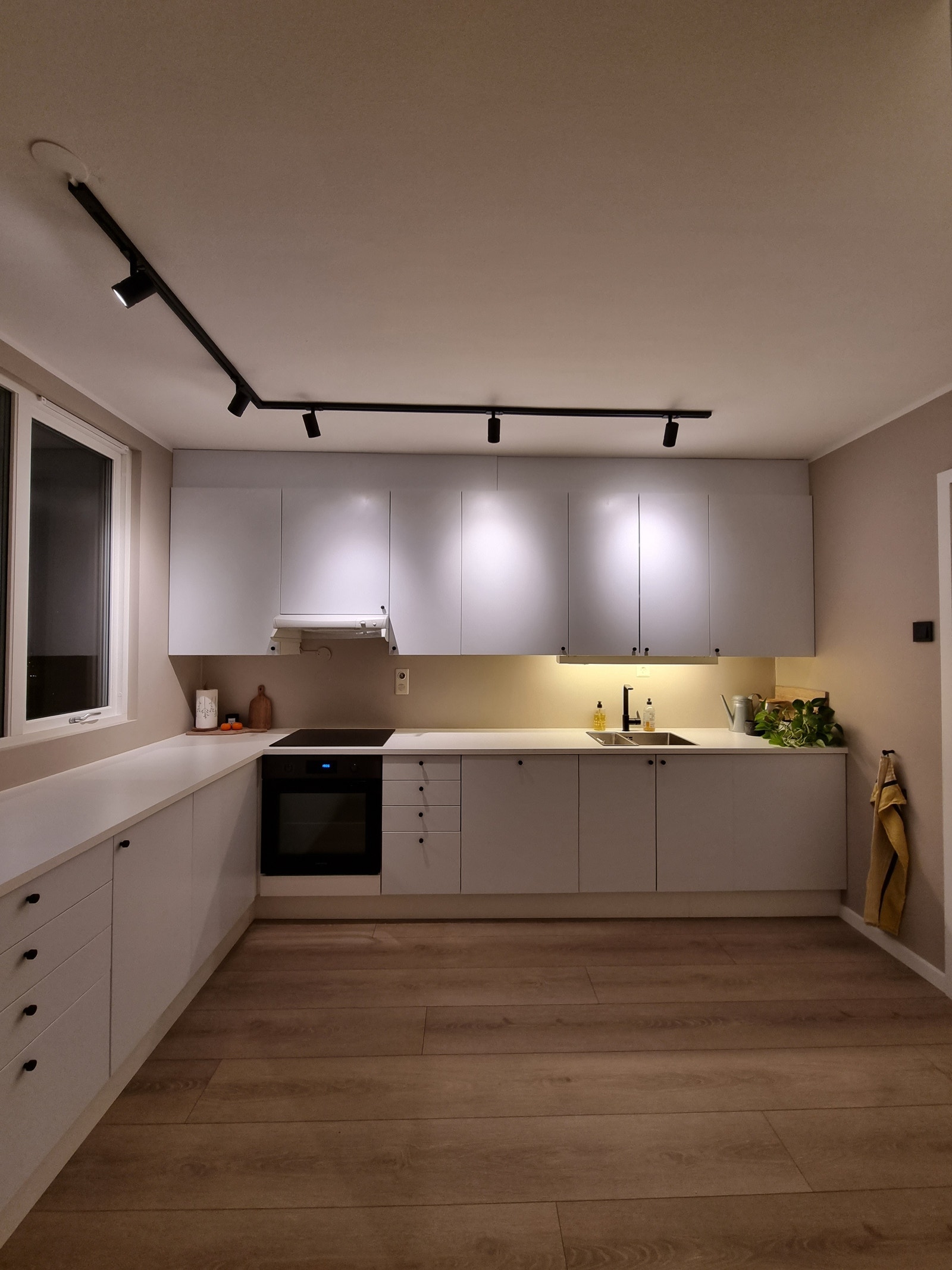 Kjøkken med god belysning Galleribilde