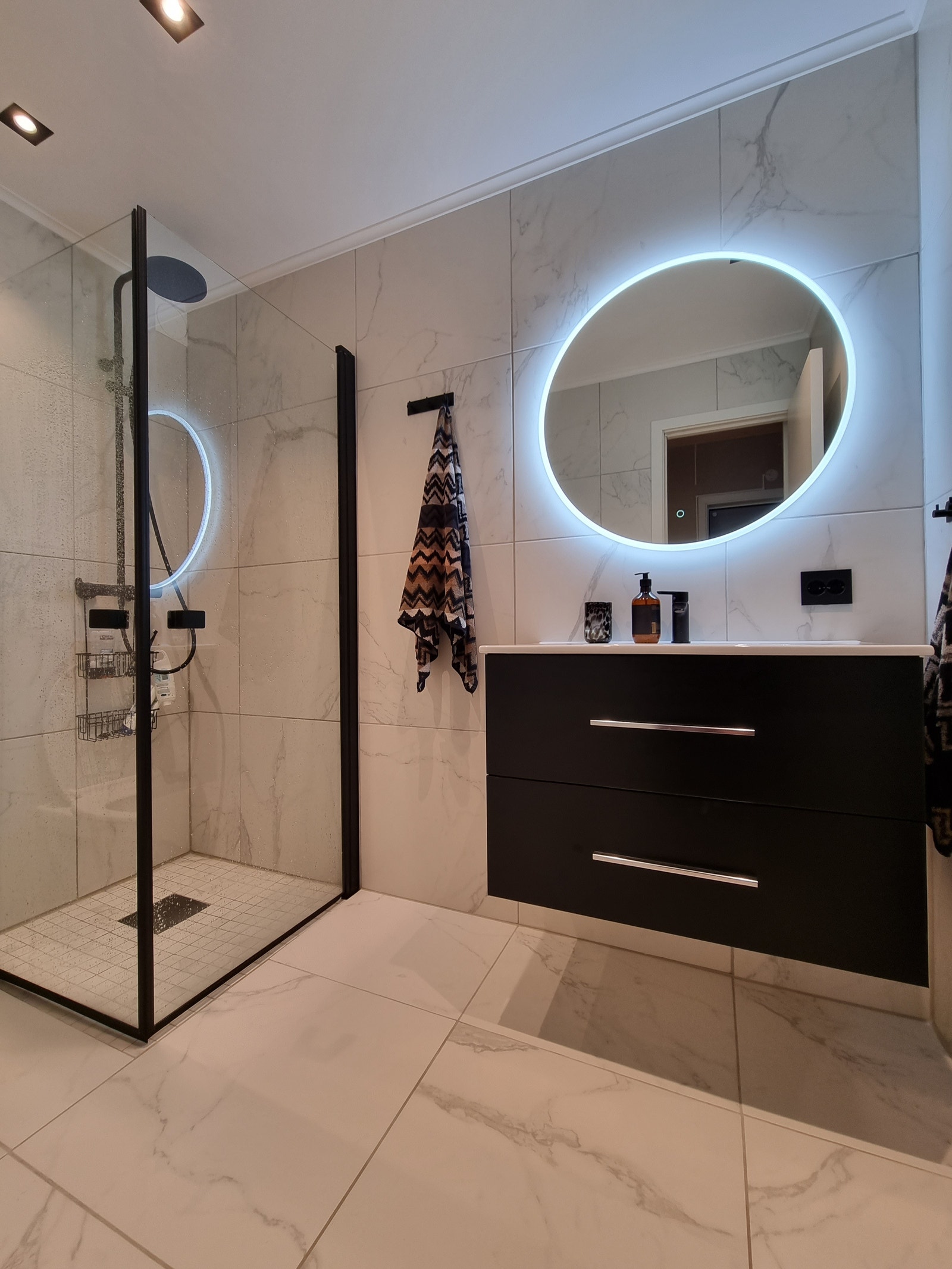 Bad med varmekabler og marmorflis Galleribilde