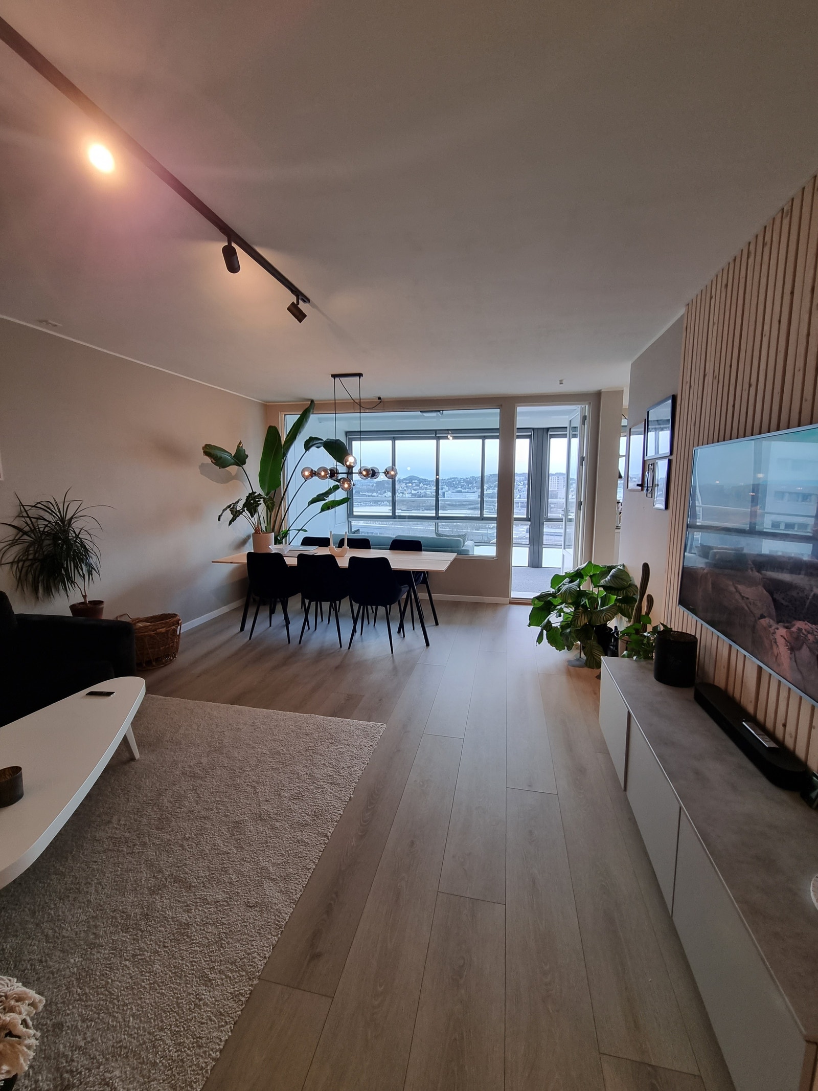 Stue med utsikt mot Hillevåg Galleribilde