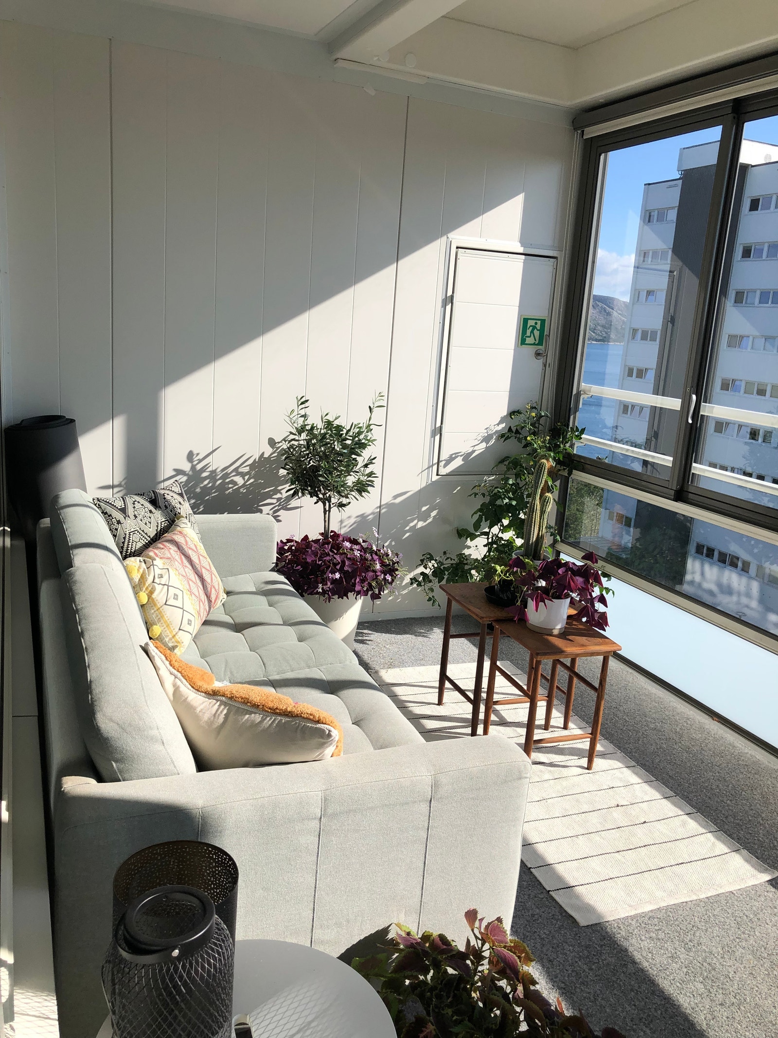 Innglasset balkong med utsikt over byen Galleribilde