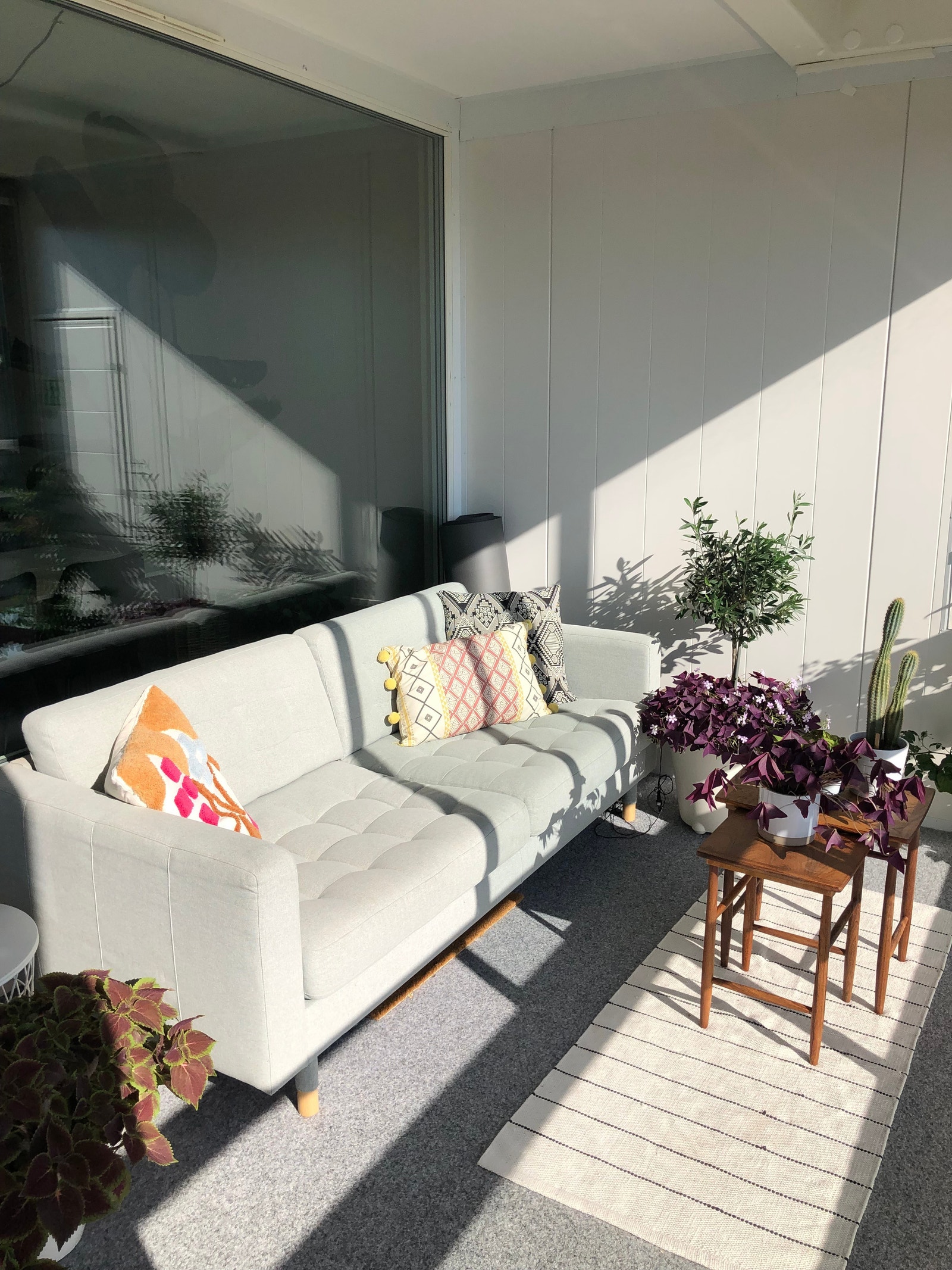 Innglasset balkong med gode solforhold Galleribilde