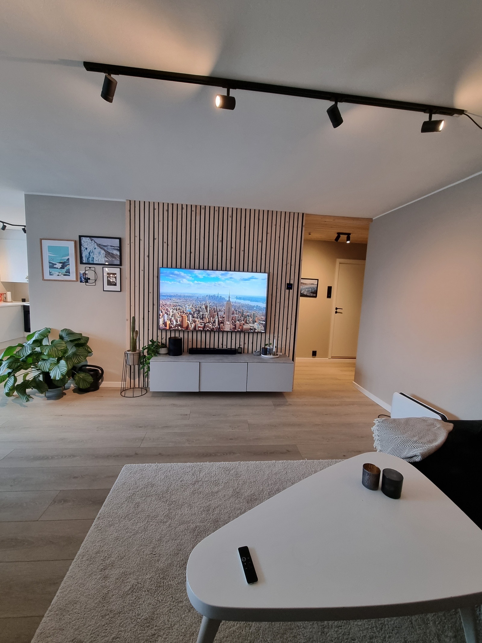 Stue med sofa og TV på spilevegg Galleribilde