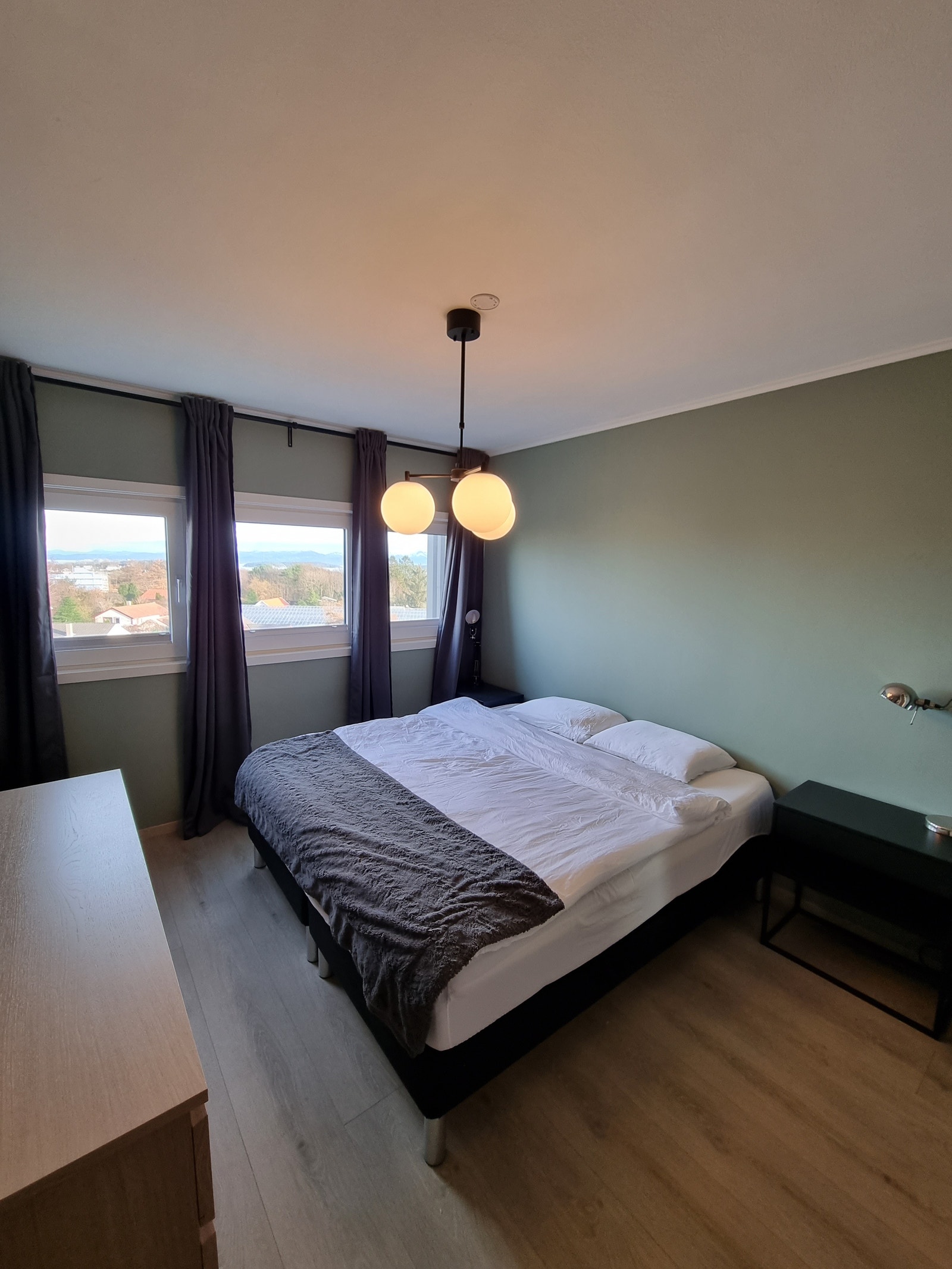 lystette persiennere og gardiner Galleribilde