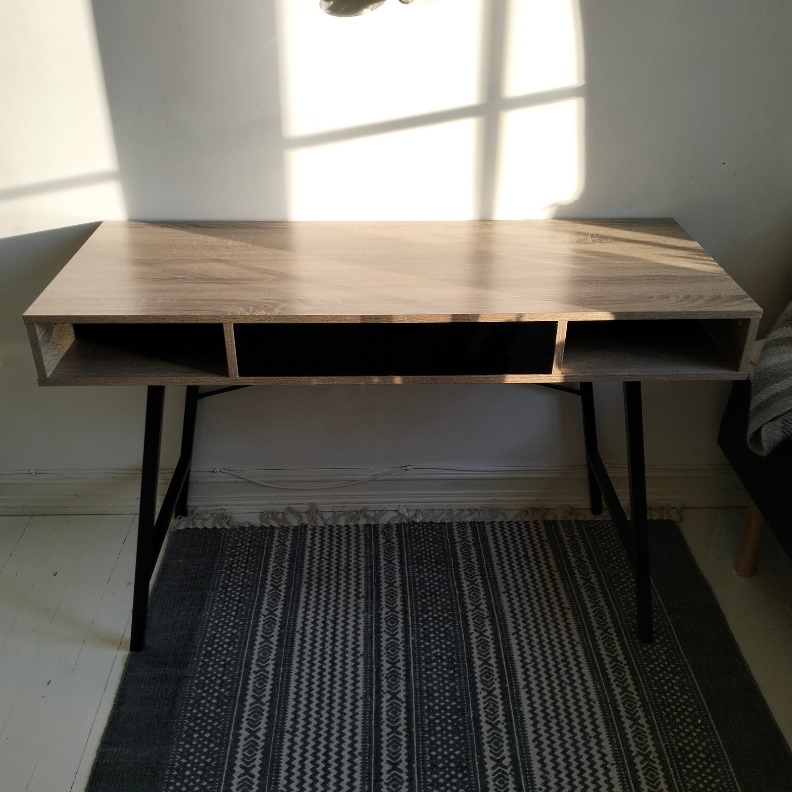 Pulten har to hyller, og en skuff Galleribilde