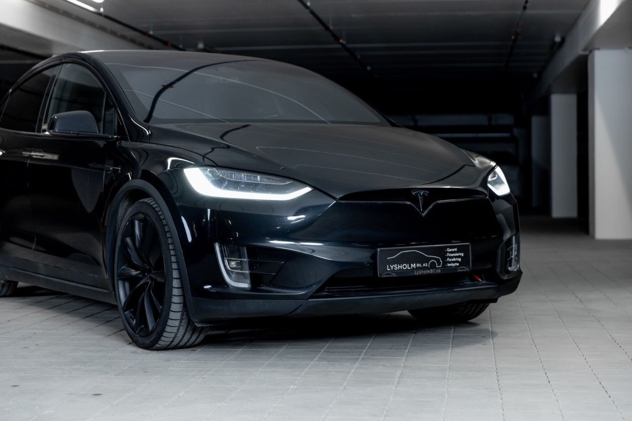 Tesla Model X 2