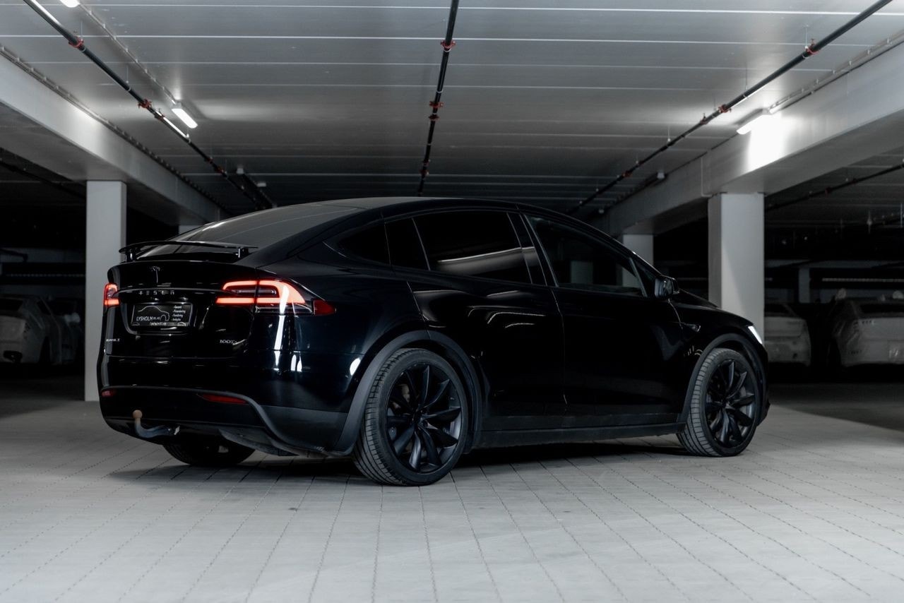 Tesla Model X 4