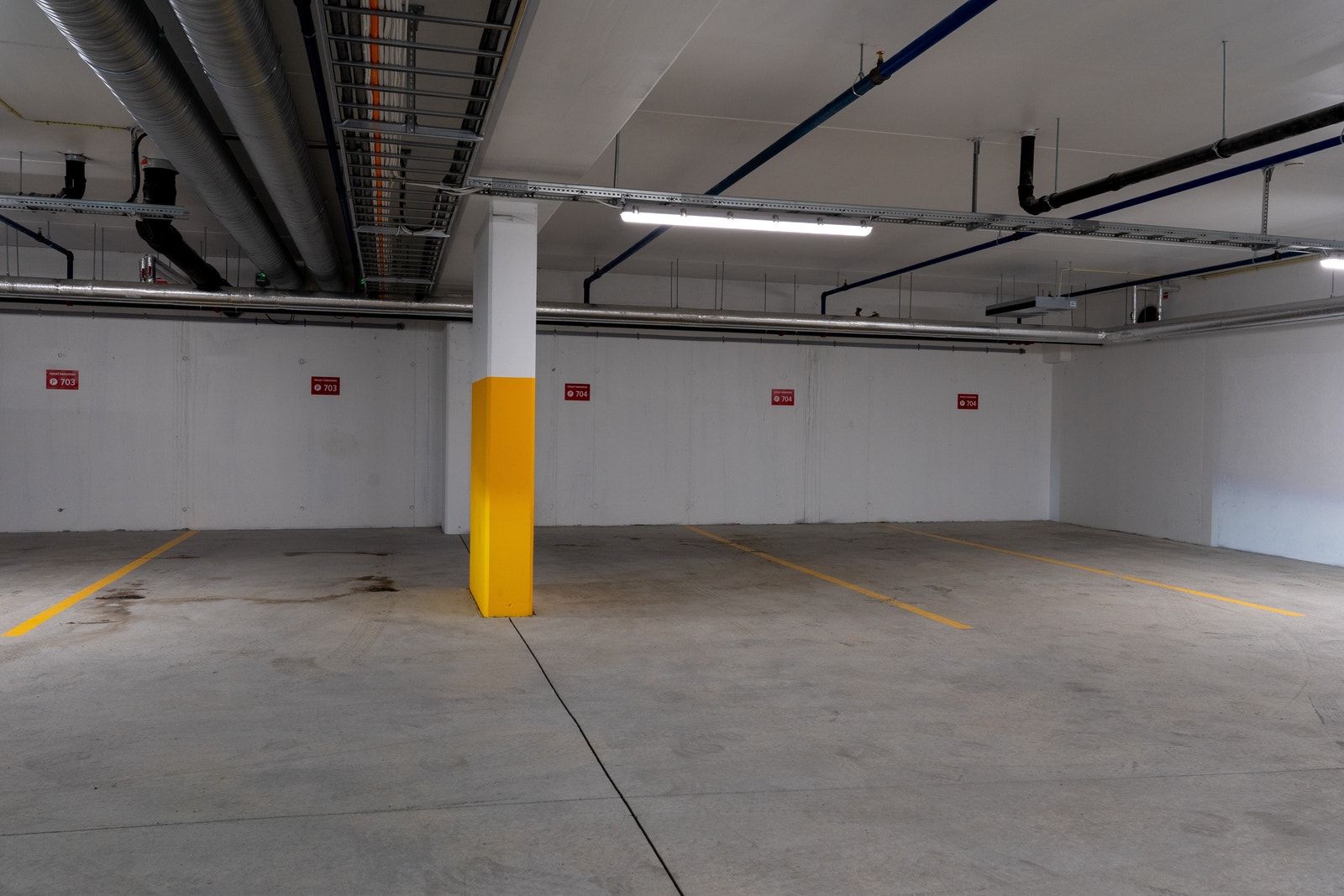 3 parkeringsplasser side om side - Stor bod rett ved siden av Galleribilde