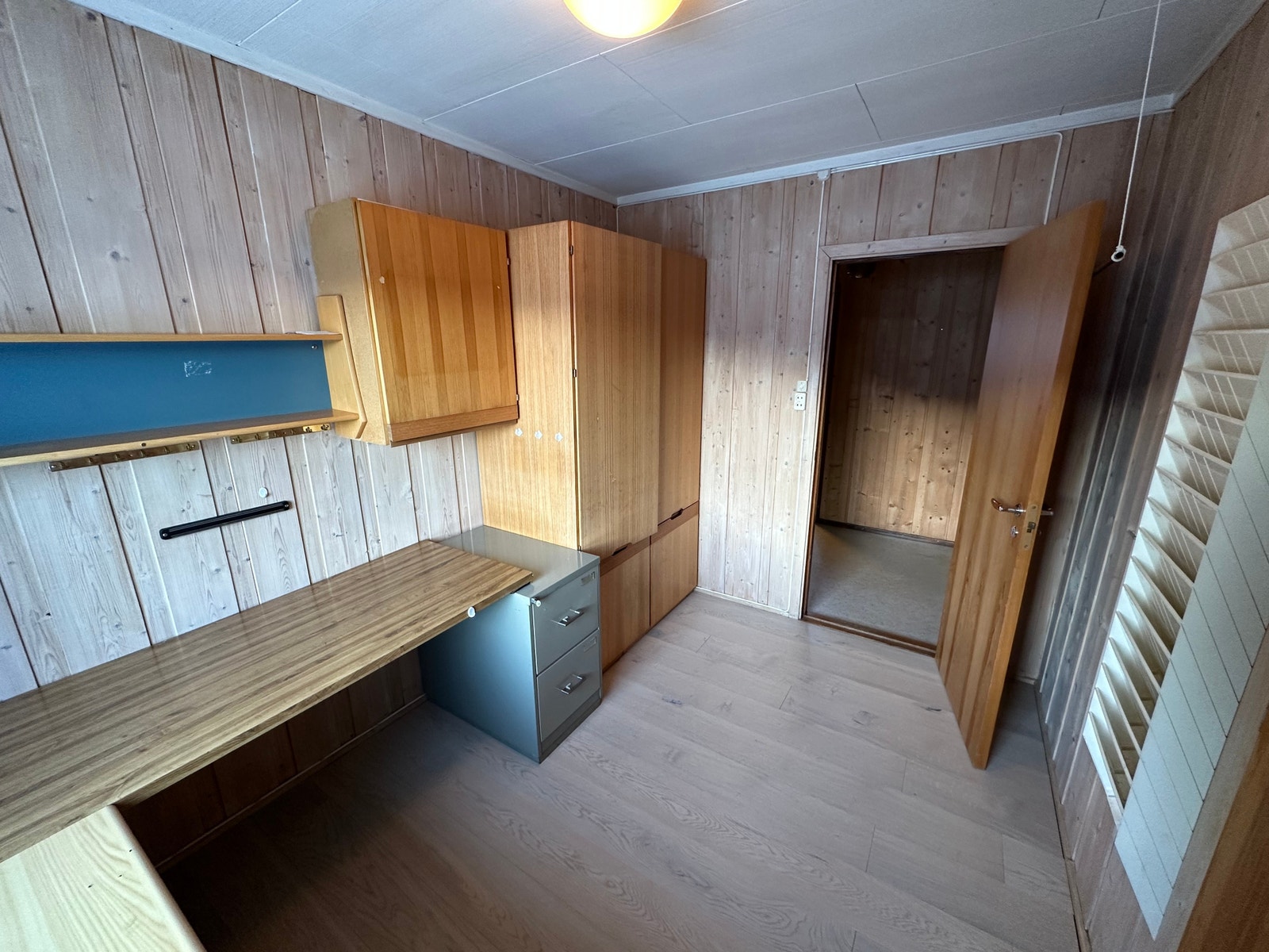 Mindre soverom 3/kontor med god skap-plass Galleribilde