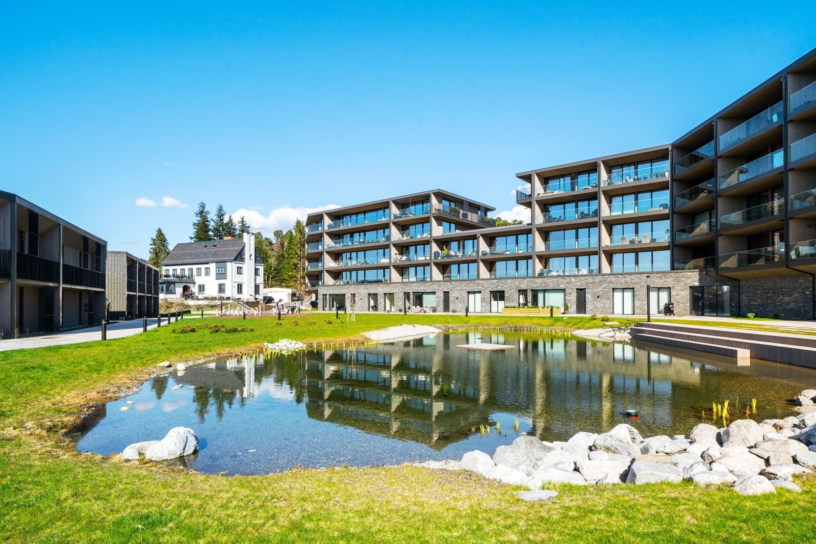 Park og Karpedam rett utenfor Konow Galleribilde