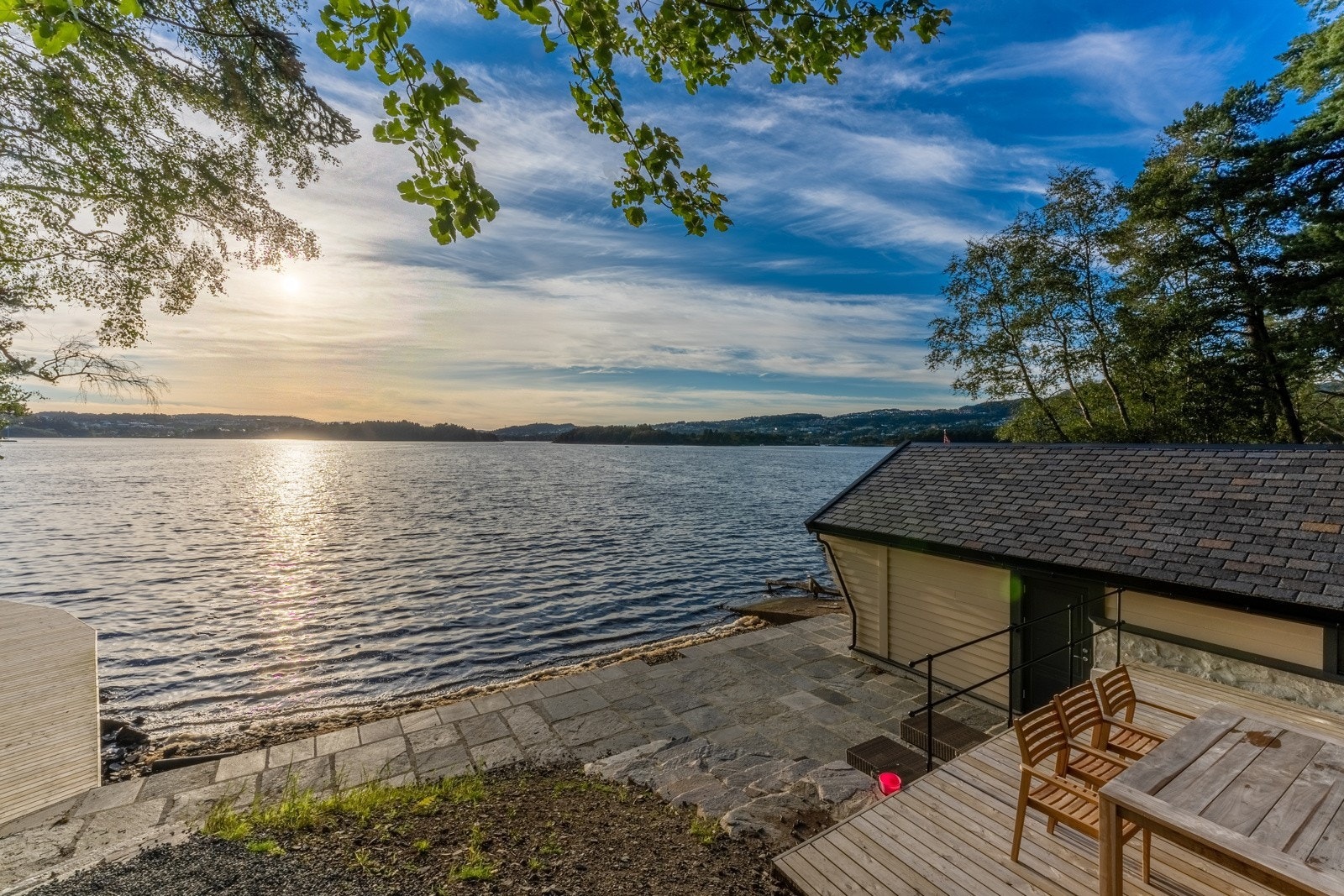 Solnedgang over Nordåsen - vi har kajakker, kano, og SUP som fritt kan disponeres Galleribilde