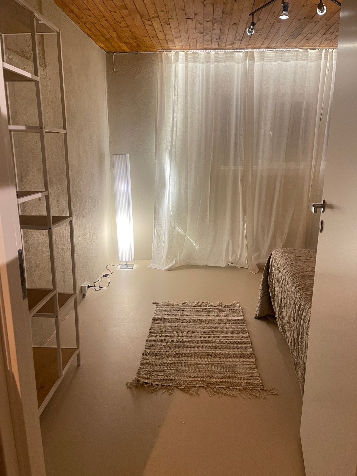 Soverom 1 med stort vindu Galleribilde