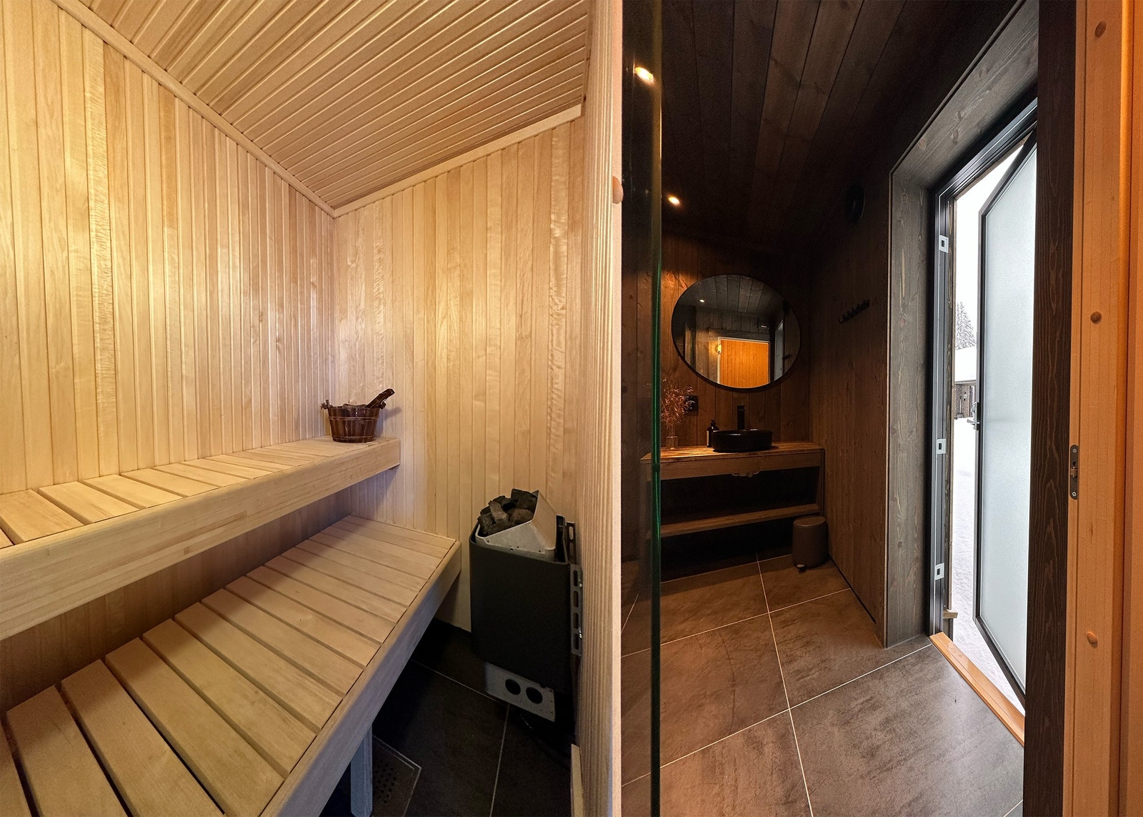 Badstu og dør ut fra badet for snøbading :) Galleribilde