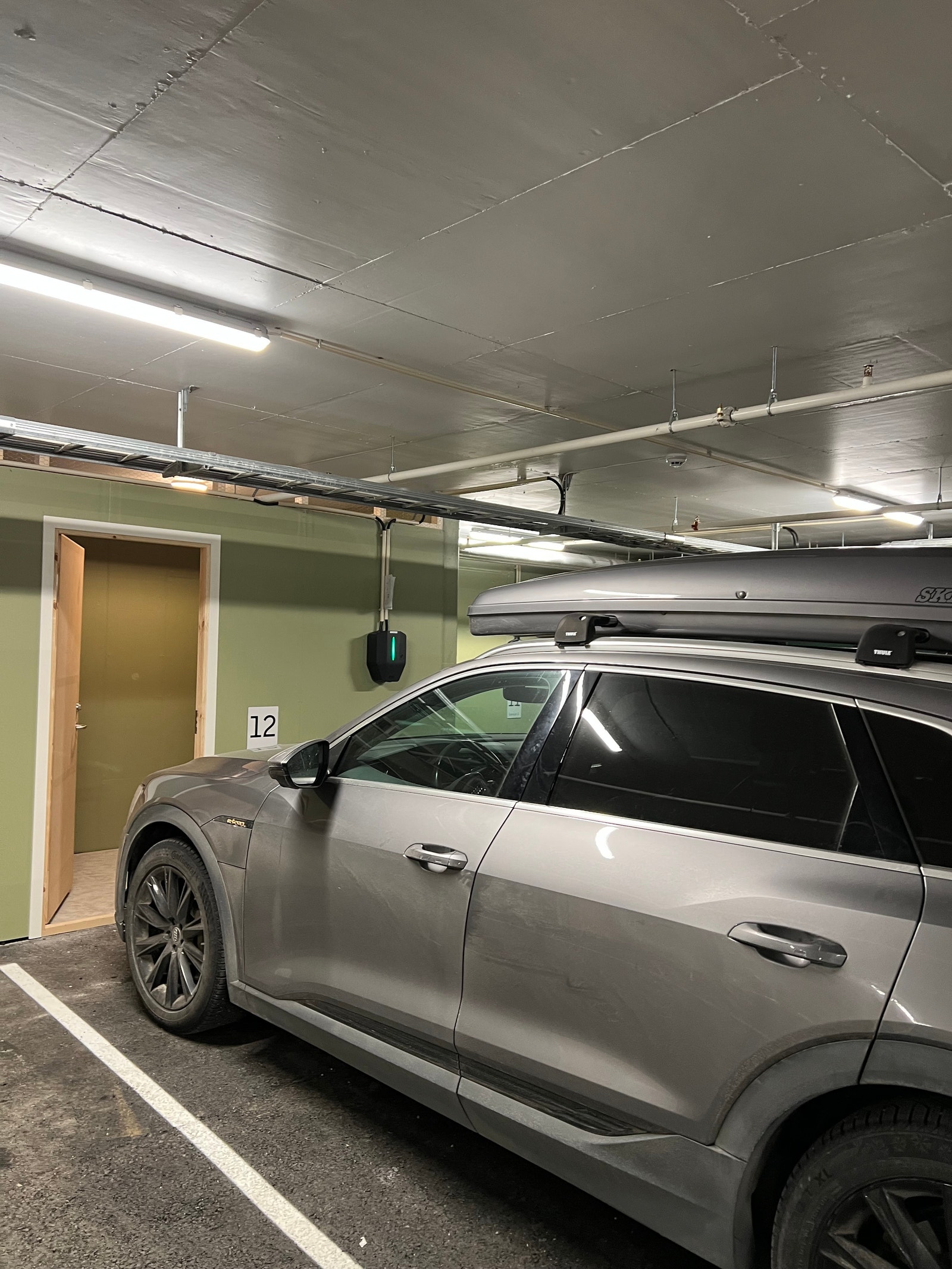 Parkeringsplass med elbil-lader i parkeringskjeller. Egen bod. Galleribilde