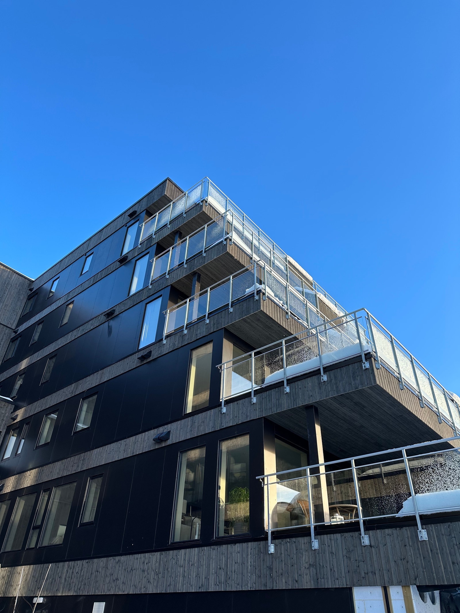 Stor, delvis overbygd terrasse på 23 m2 Galleribilde