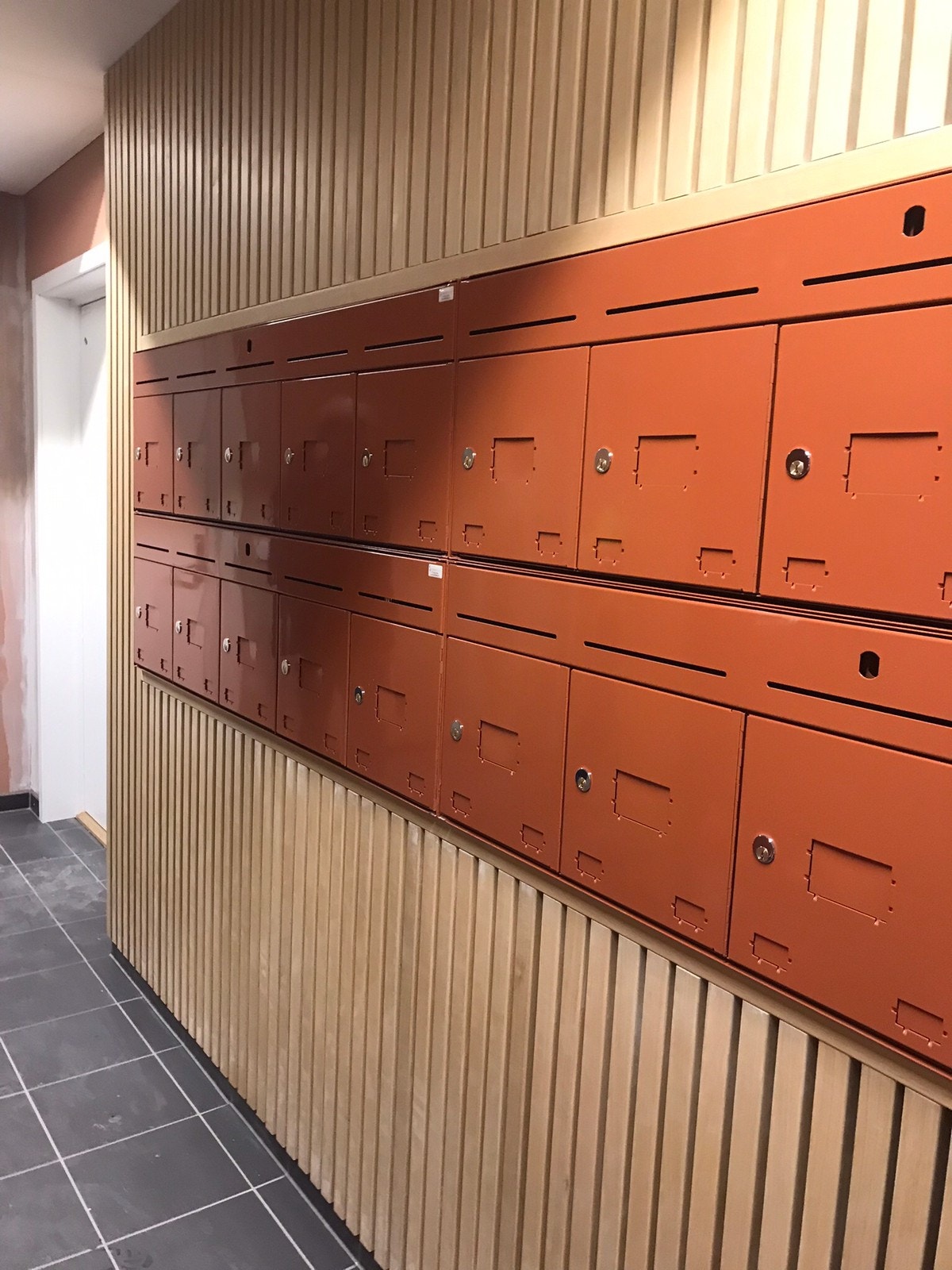 Postkasser i inngangsparti Galleribilde